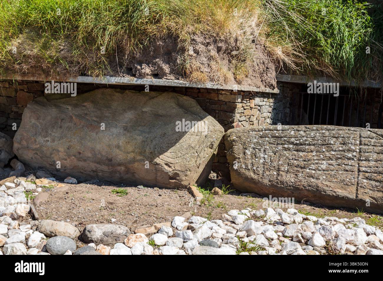 BRU Ba Boinne : Knowth, un complexe funéraire néolithique comprenant un tombeau gargantuesque entouré de bordures de trottoirs hautement décorés et plusieurs tombes plus petites Banque D'Images