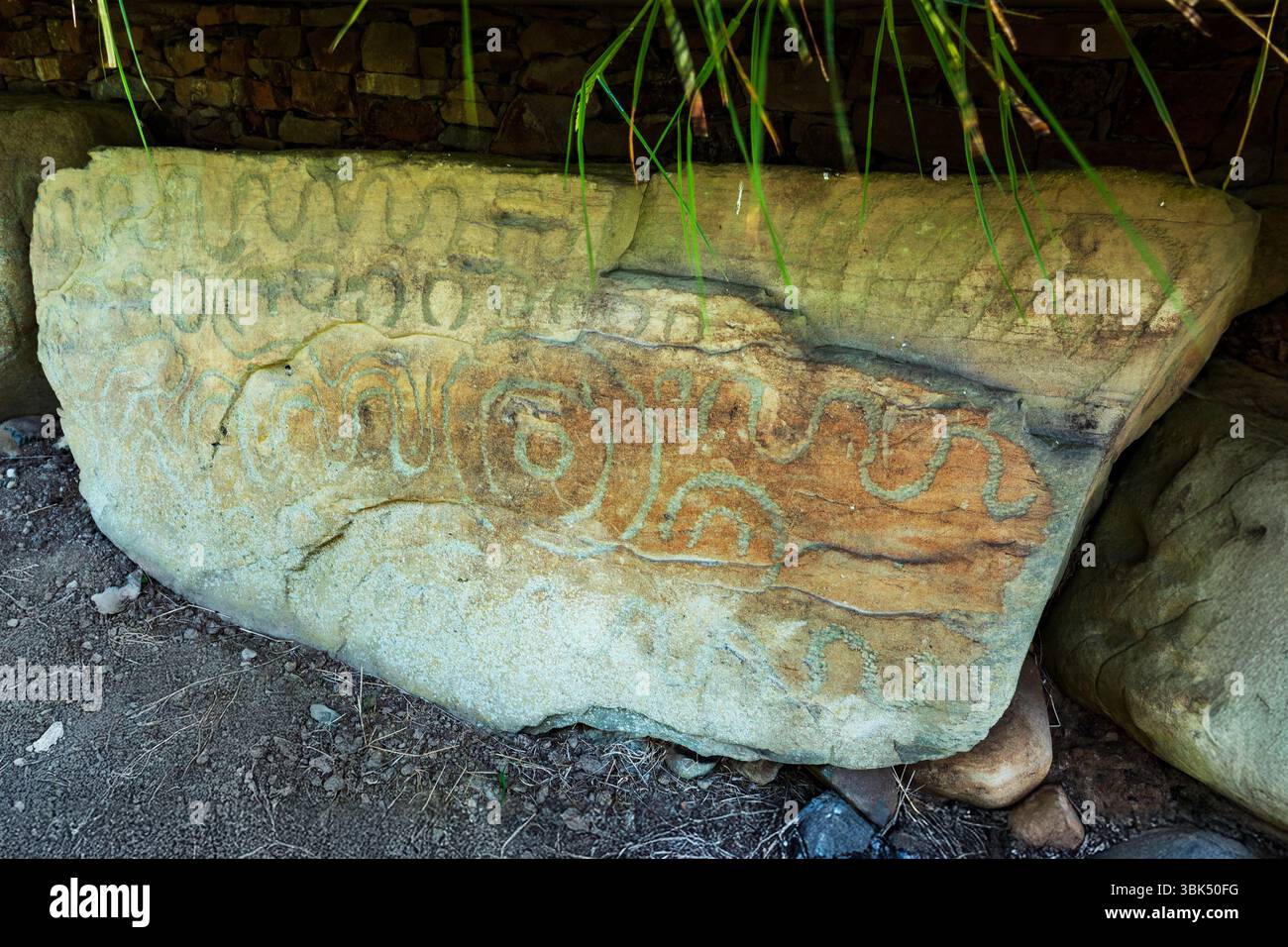 BRU Ba Boinne : Knowth, un complexe funéraire néolithique comprenant un tombeau gargantuesque entouré de bordures de trottoirs hautement décorés et plusieurs tombes plus petites Banque D'Images