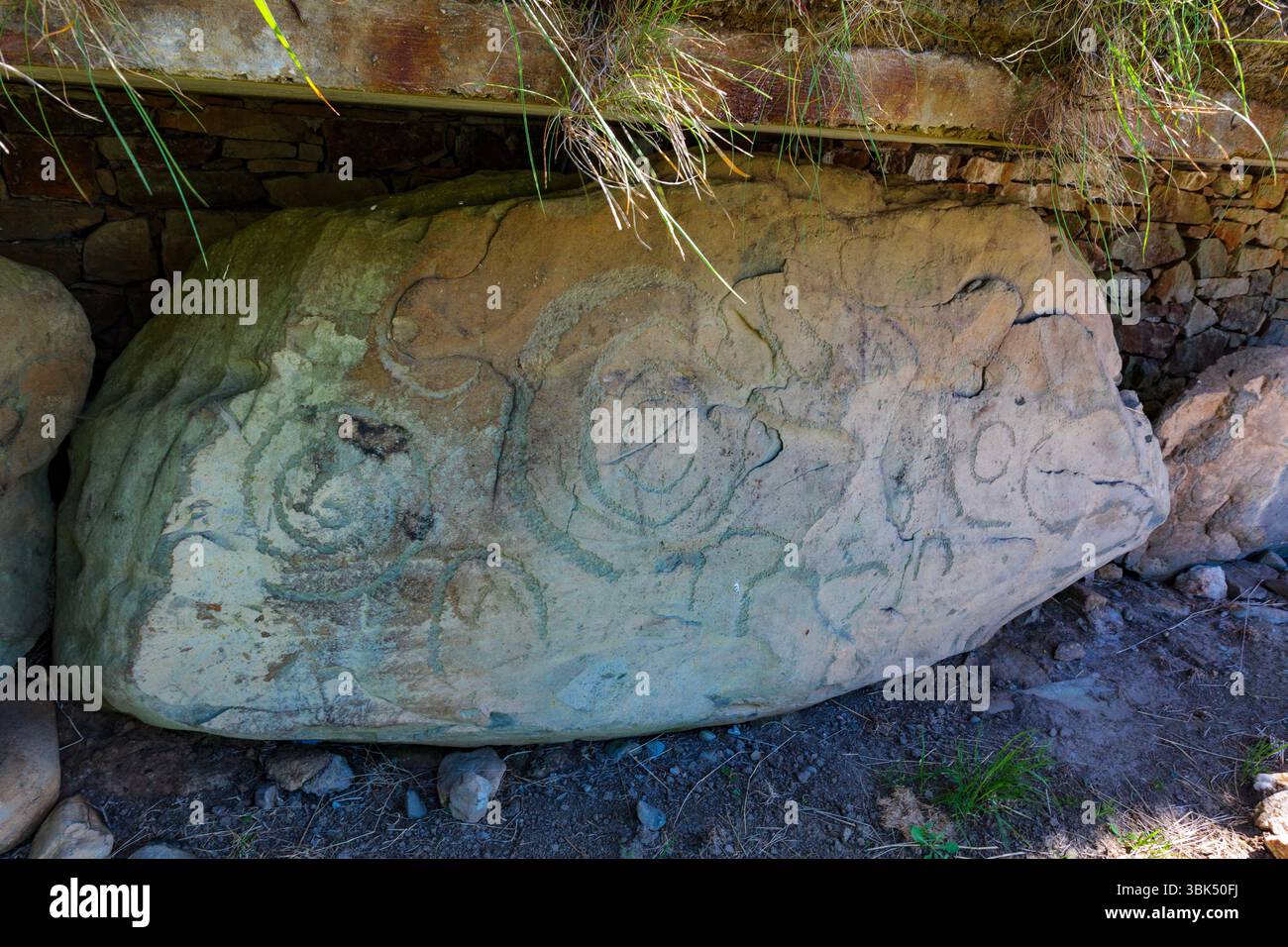 BRU Ba Boinne : Knowth, un complexe funéraire néolithique comprenant un tombeau gargantuesque entouré de bordures de trottoirs hautement décorés et plusieurs tombes plus petites Banque D'Images