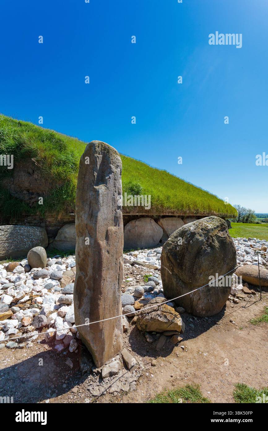 BRU Ba Boinne : Knowth, un complexe funéraire néolithique comprenant un tombeau gargantuesque entouré de bordures de trottoirs hautement décorés et plusieurs tombes plus petites Banque D'Images