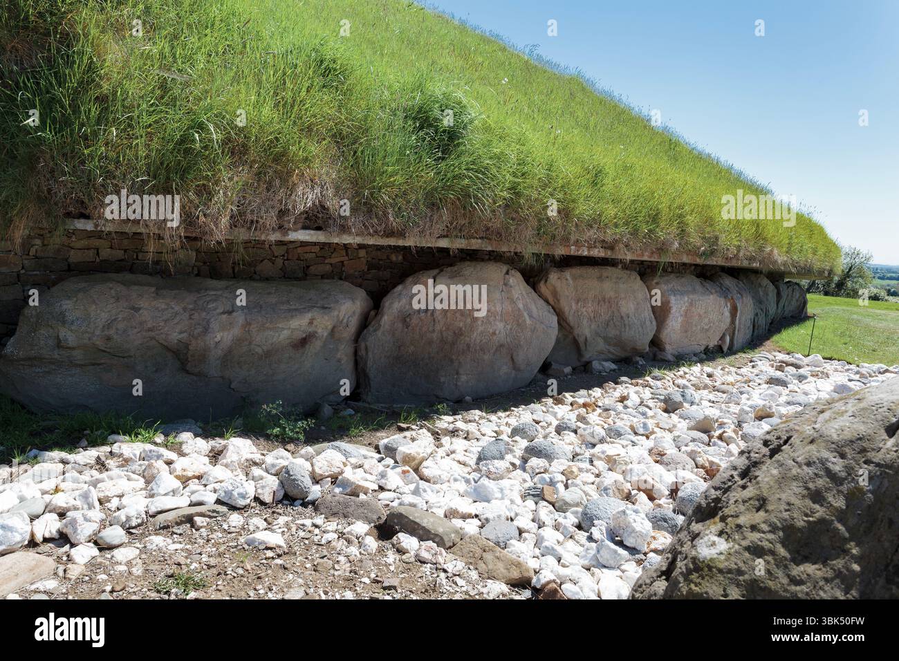 BRU Ba Boinne : Knowth, un complexe funéraire néolithique comprenant un tombeau gargantuesque entouré de bordures de trottoirs hautement décorés et plusieurs tombes plus petites Banque D'Images