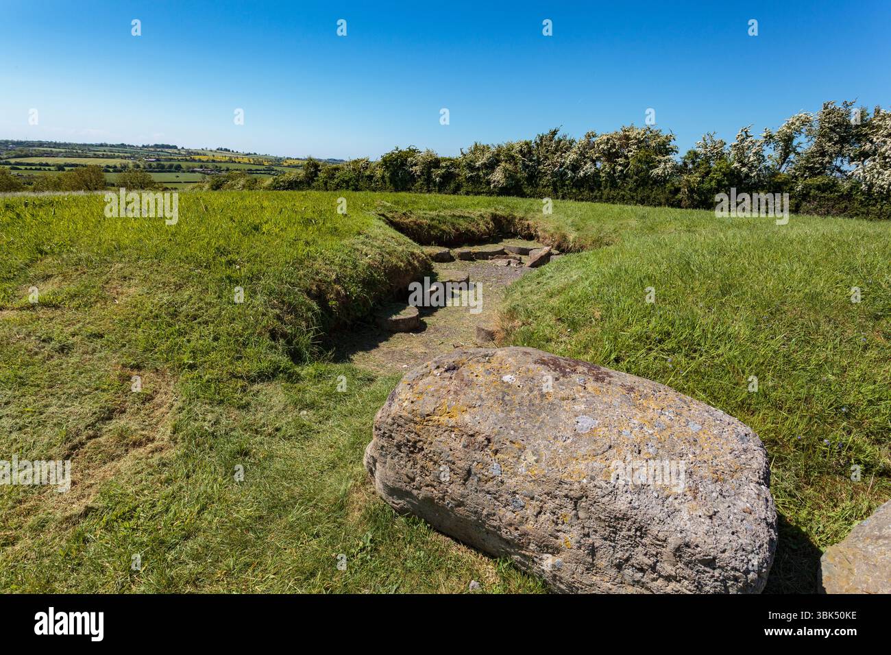 BRU Ba Boinne : Knowth, un complexe funéraire néolithique comprenant un tombeau gargantuesque entouré de bordures de trottoirs hautement décorés et plusieurs tombes plus petites Banque D'Images