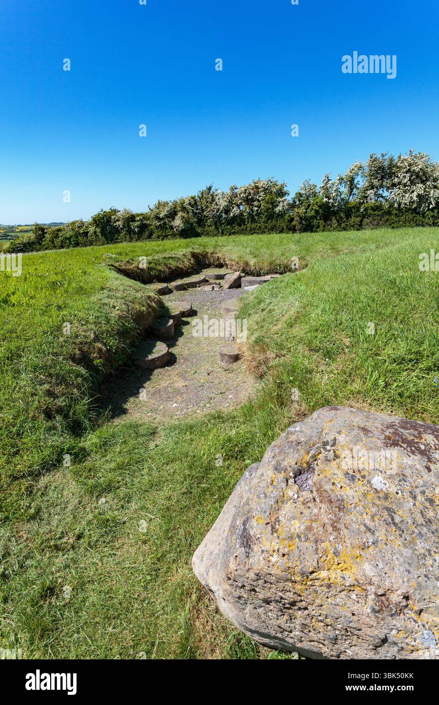 BRU Ba Boinne : Knowth, un complexe funéraire néolithique comprenant un tombeau gargantuesque entouré de bordures de trottoirs hautement décorés et plusieurs tombes plus petites Banque D'Images