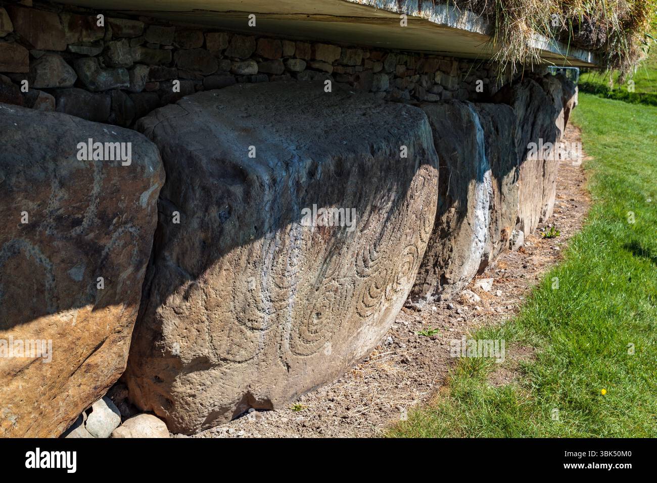 BRU Ba Boinne : Knowth, un complexe funéraire néolithique comprenant un tombeau gargantuesque entouré de bordures de trottoirs hautement décorés et plusieurs tombes plus petites Banque D'Images