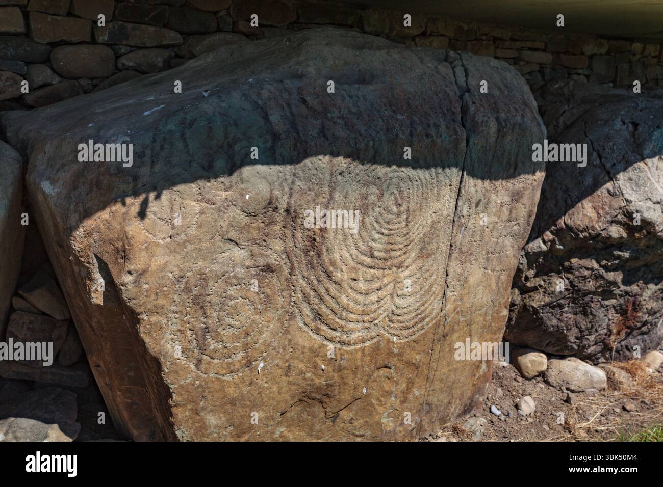 BRU Ba Boinne : Knowth, un complexe funéraire néolithique comprenant un tombeau gargantuesque entouré de bordures de trottoirs hautement décorés et plusieurs tombes plus petites Banque D'Images