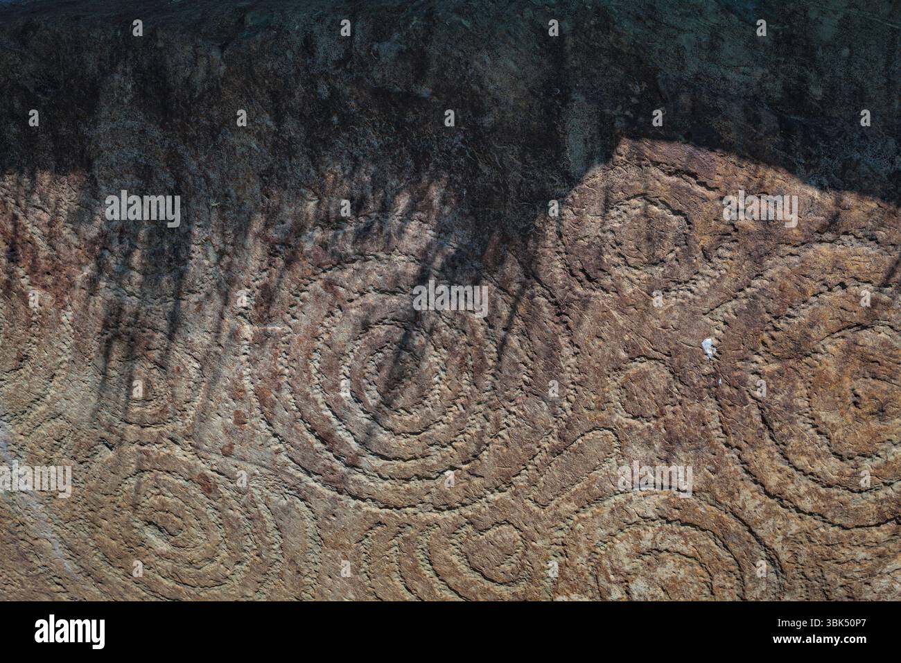 BRU Ba Boinne : Knowth, un complexe funéraire néolithique comprenant un tombeau gargantuesque entouré de bordures de trottoirs hautement décorés et plusieurs tombes plus petites Banque D'Images