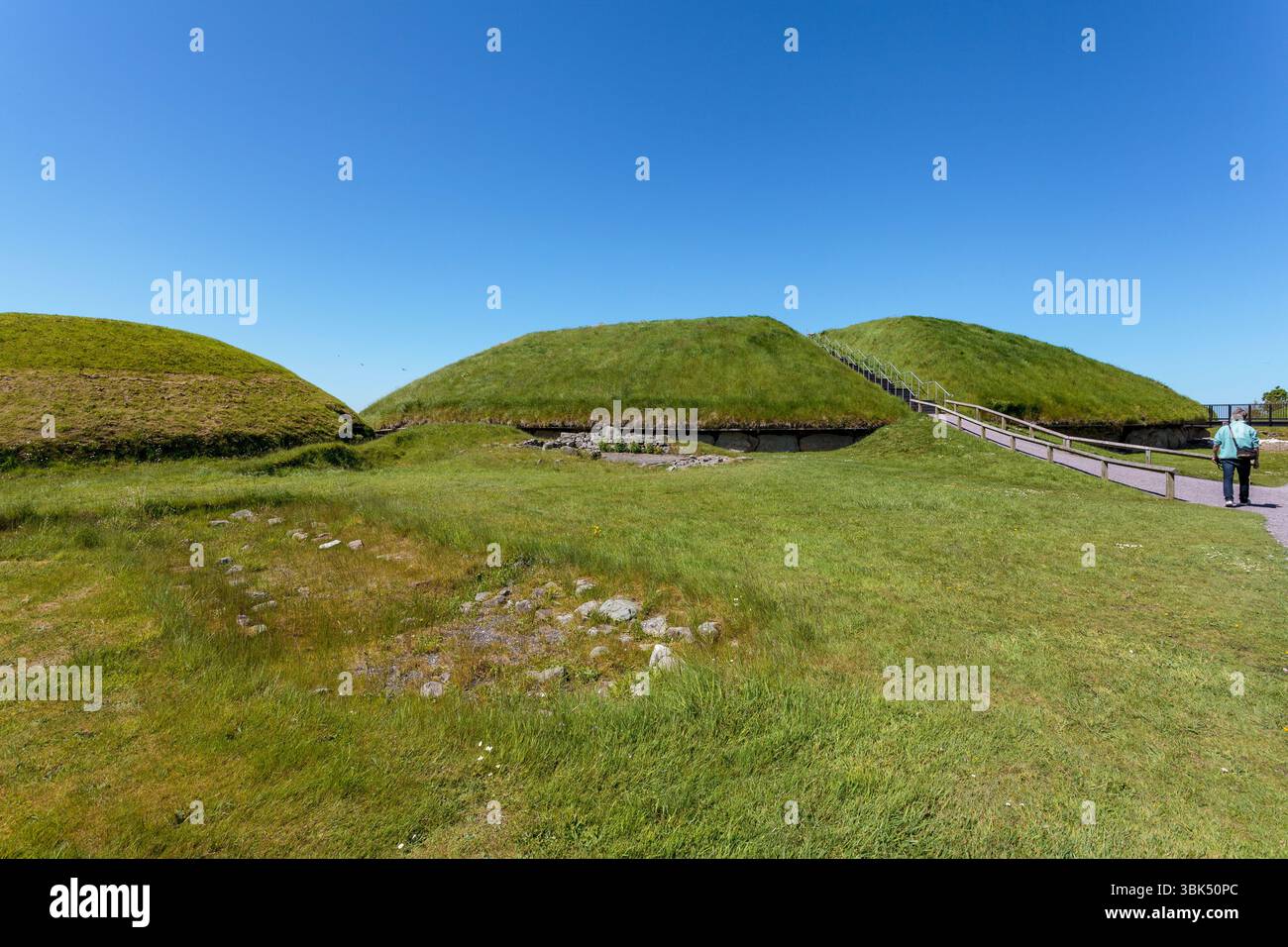 BRU Ba Boinne : Knowth, un complexe funéraire néolithique comprenant un tombeau gargantuesque entouré de bordures de trottoirs hautement décorés et plusieurs tombes plus petites Banque D'Images