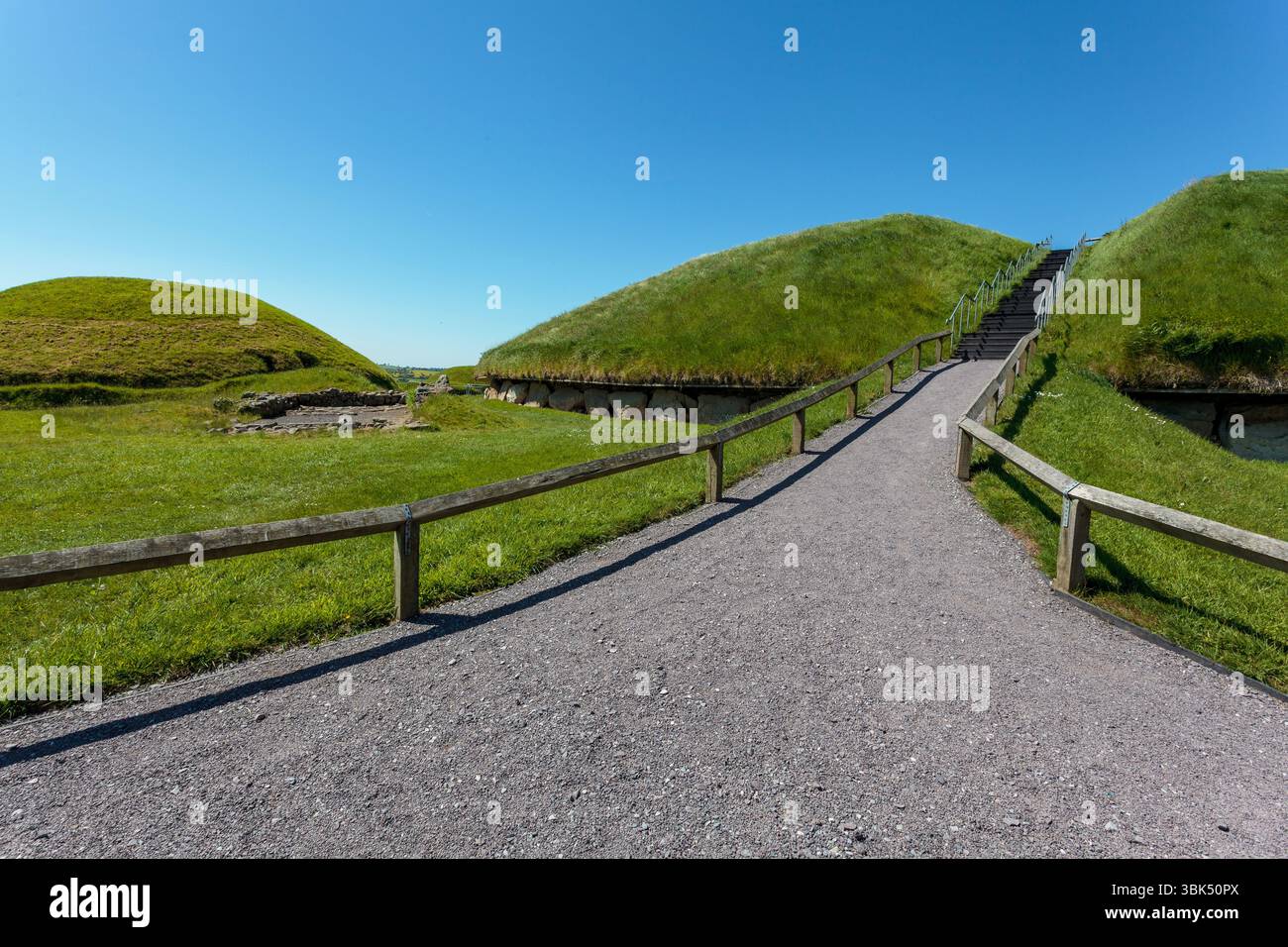 BRU Ba Boinne : Knowth, un complexe funéraire néolithique comprenant un tombeau gargantuesque entouré de bordures de trottoirs hautement décorés et plusieurs tombes plus petites Banque D'Images