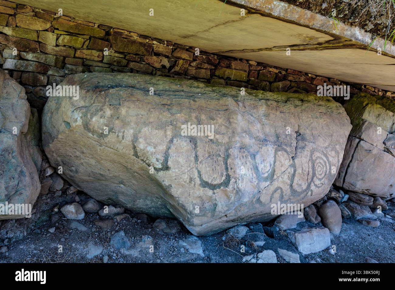 BRU Ba Boinne : Knowth, un complexe funéraire néolithique comprenant un tombeau gargantuesque entouré de bordures de trottoirs hautement décorés et plusieurs tombes plus petites Banque D'Images