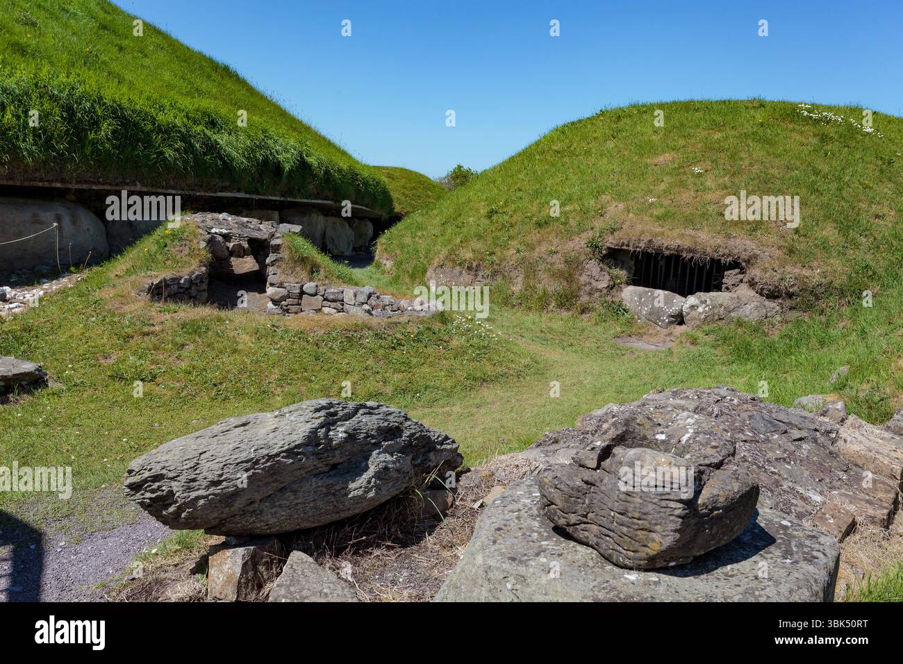 BRU Ba Boinne : Knowth, un complexe funéraire néolithique comprenant un tombeau gargantuesque entouré de bordures de trottoirs hautement décorés et plusieurs tombes plus petites Banque D'Images