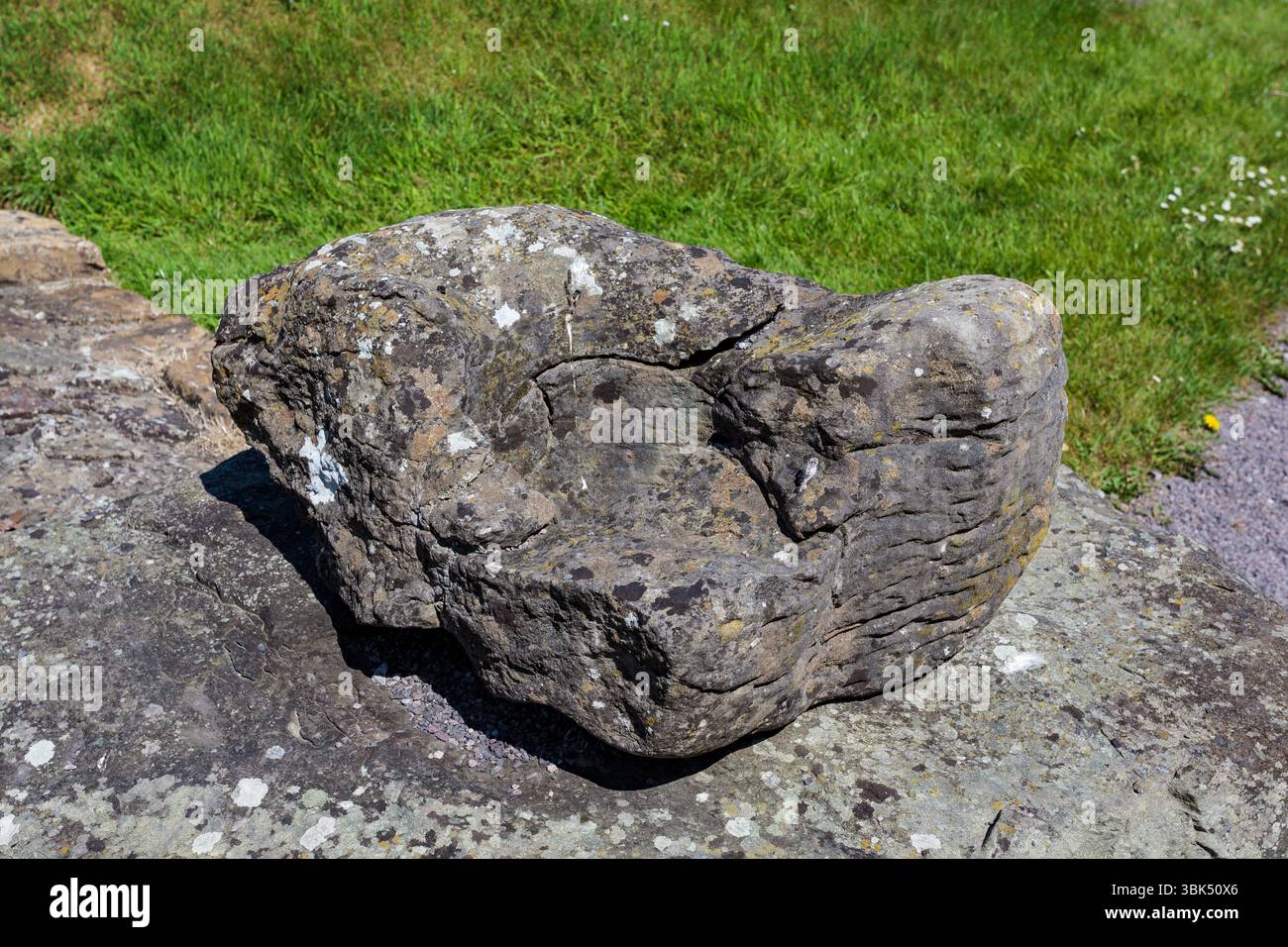 BRU Ba Boinne : Knowth, un complexe funéraire néolithique comprenant un tombeau gargantuesque entouré de bordures de trottoirs hautement décorés et plusieurs tombes plus petites Banque D'Images