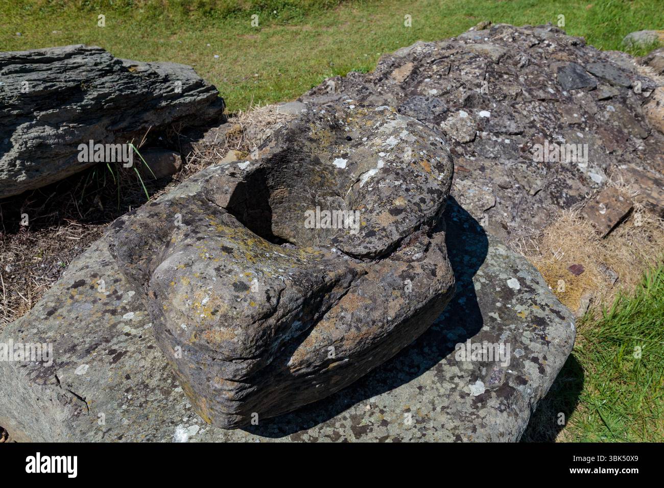 BRU Ba Boinne : Knowth, un complexe funéraire néolithique comprenant un tombeau gargantuesque entouré de bordures de trottoirs hautement décorés et plusieurs tombes plus petites Banque D'Images