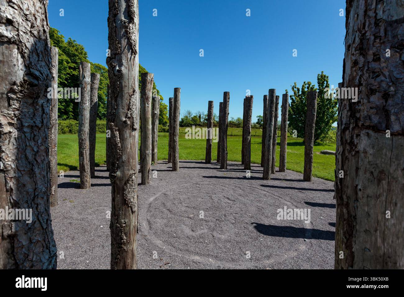 BRU Ba Boinne : Knowth, un complexe funéraire néolithique comprenant un tombeau gargantuesque entouré de bordures de trottoirs hautement décorés et plusieurs tombes plus petites Banque D'Images