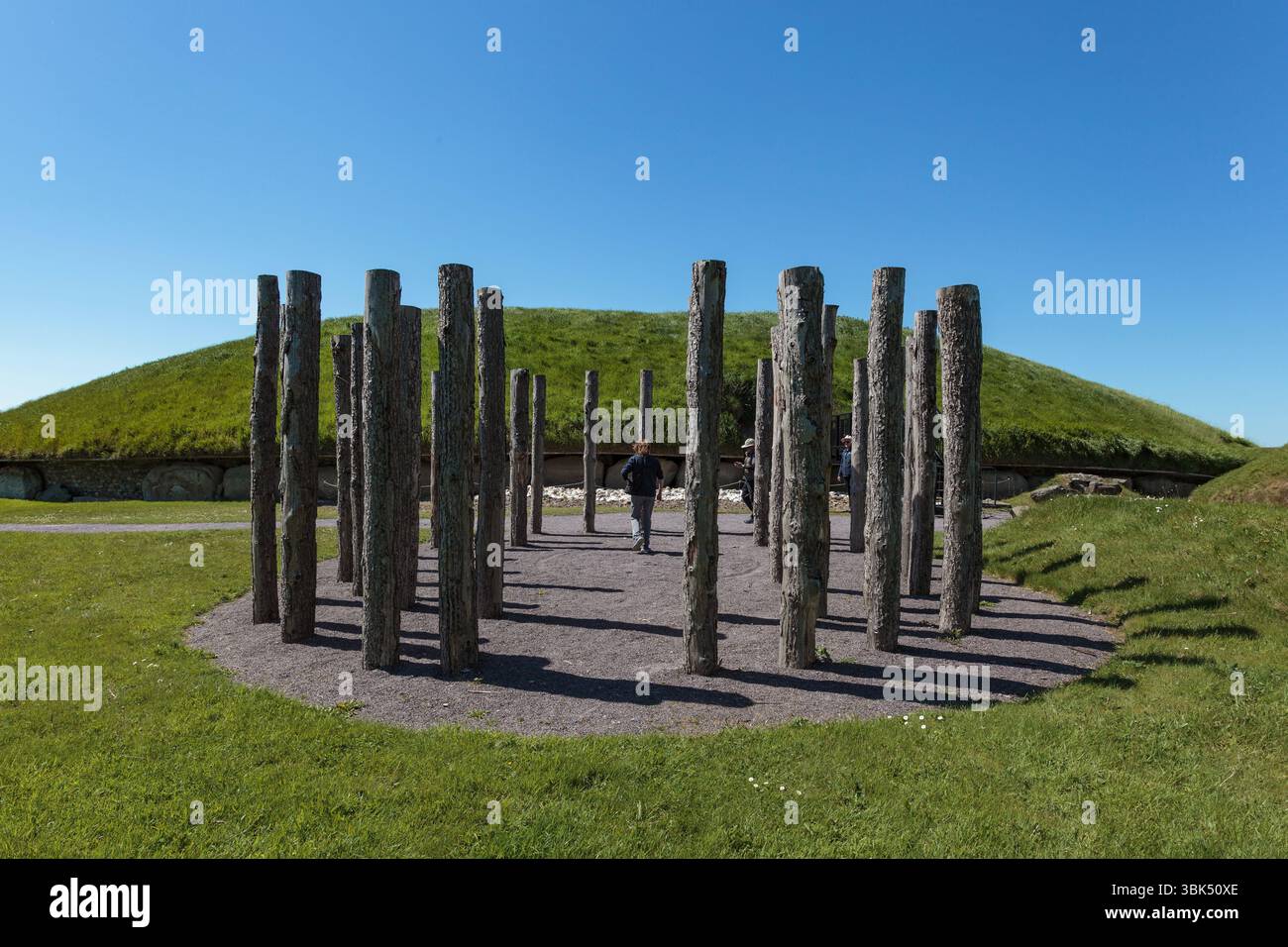 BRU Ba Boinne : Knowth, un complexe funéraire néolithique comprenant un tombeau gargantuesque entouré de bordures de trottoirs hautement décorés et plusieurs tombes plus petites Banque D'Images