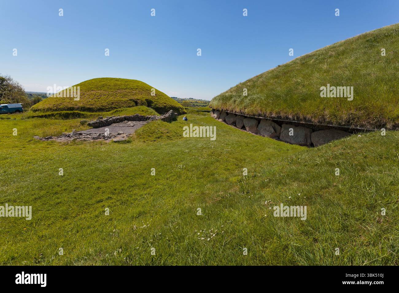 BRU Ba Boinne : Knowth, un complexe funéraire néolithique comprenant un tombeau gargantuesque entouré de bordures de trottoirs hautement décorés et plusieurs tombes plus petites Banque D'Images
