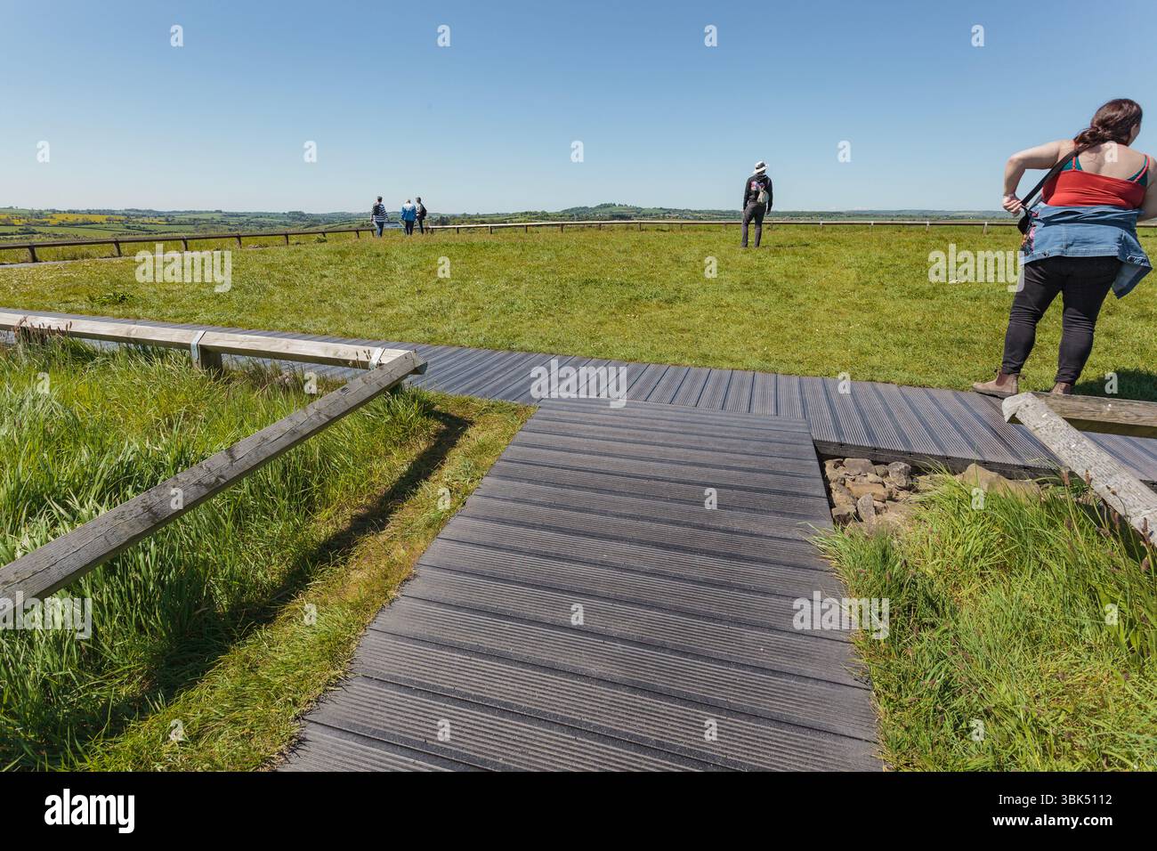 BRU Ba Boinne : Knowth, un complexe funéraire néolithique comprenant un tombeau gargantuesque entouré de bordures de trottoirs hautement décorés et plusieurs tombes plus petites Banque D'Images