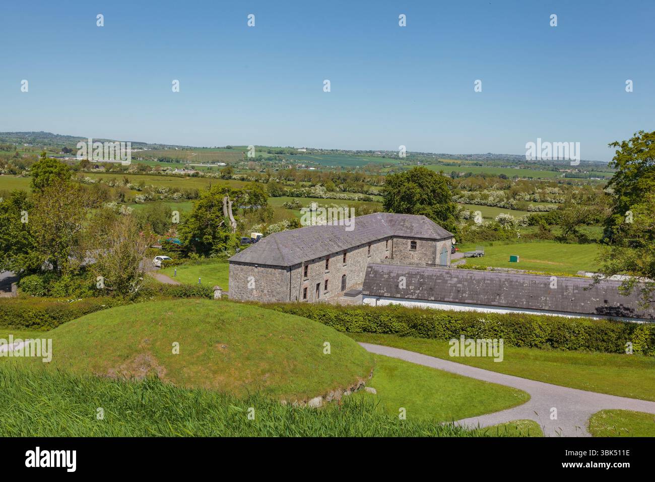 BRU Ba Boinne : Knowth, un complexe funéraire néolithique comprenant un tombeau gargantuesque entouré de bordures de trottoirs hautement décorés et plusieurs tombes plus petites Banque D'Images
