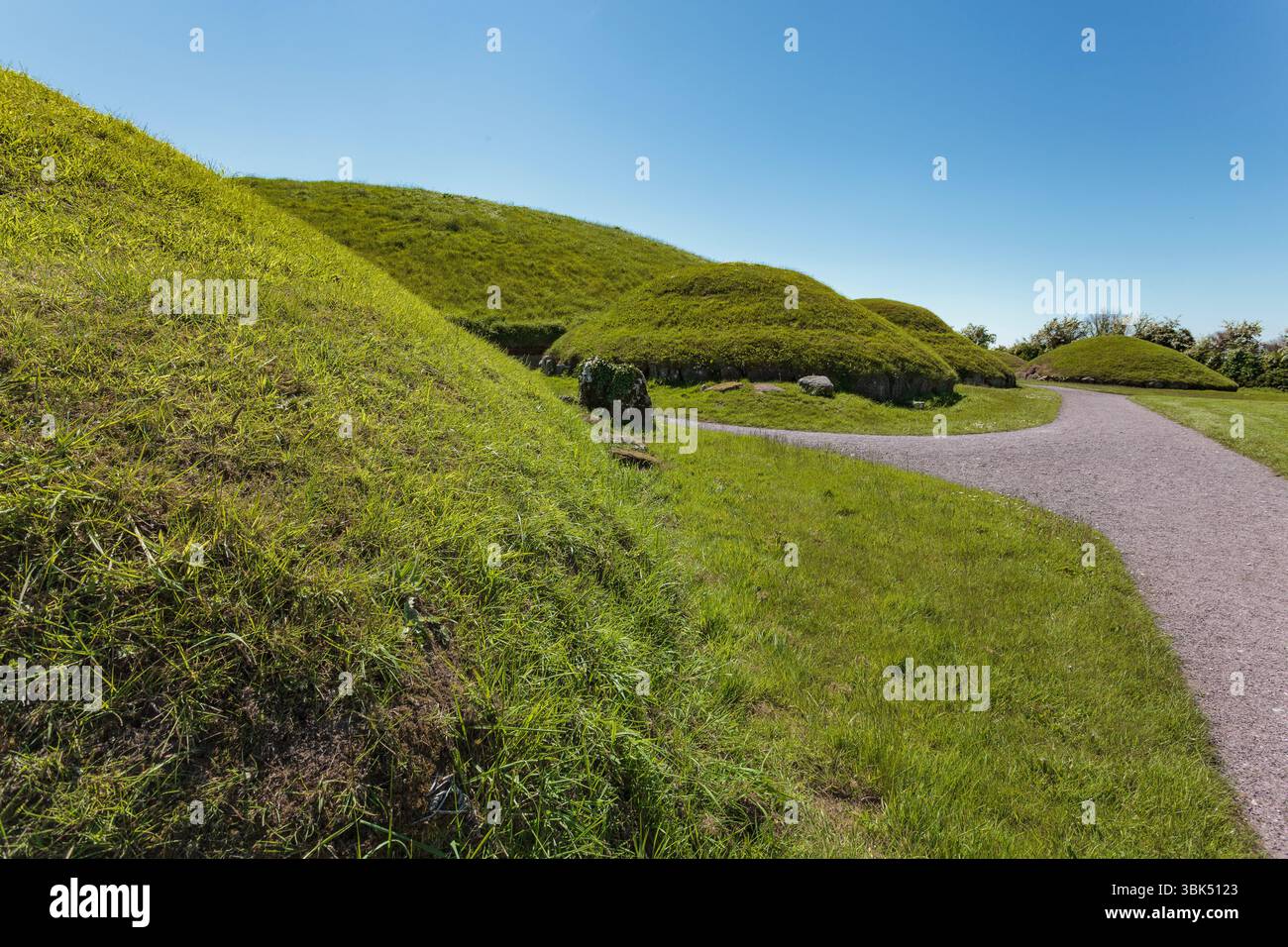 BRU Ba Boinne : Knowth, un complexe funéraire néolithique comprenant un tombeau gargantuesque entouré de bordures de trottoirs hautement décorés et plusieurs tombes plus petites Banque D'Images
