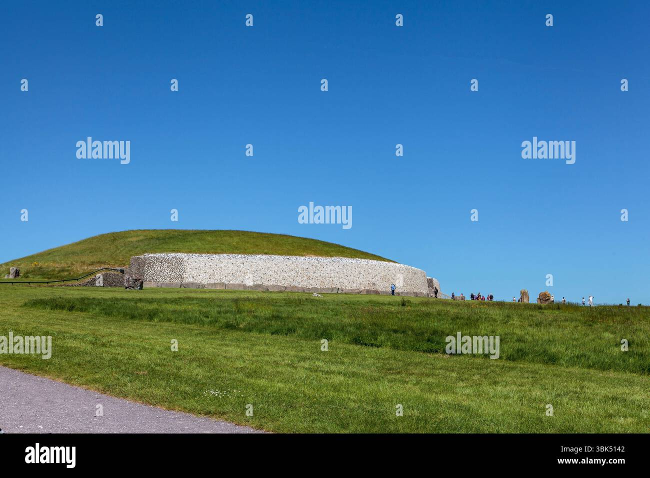 BRU Ba Boinne : Newgrange, un passage néolithique Tombeau bordé de quartz blanc et de pierres de trottoir très décorées : Banque D'Images