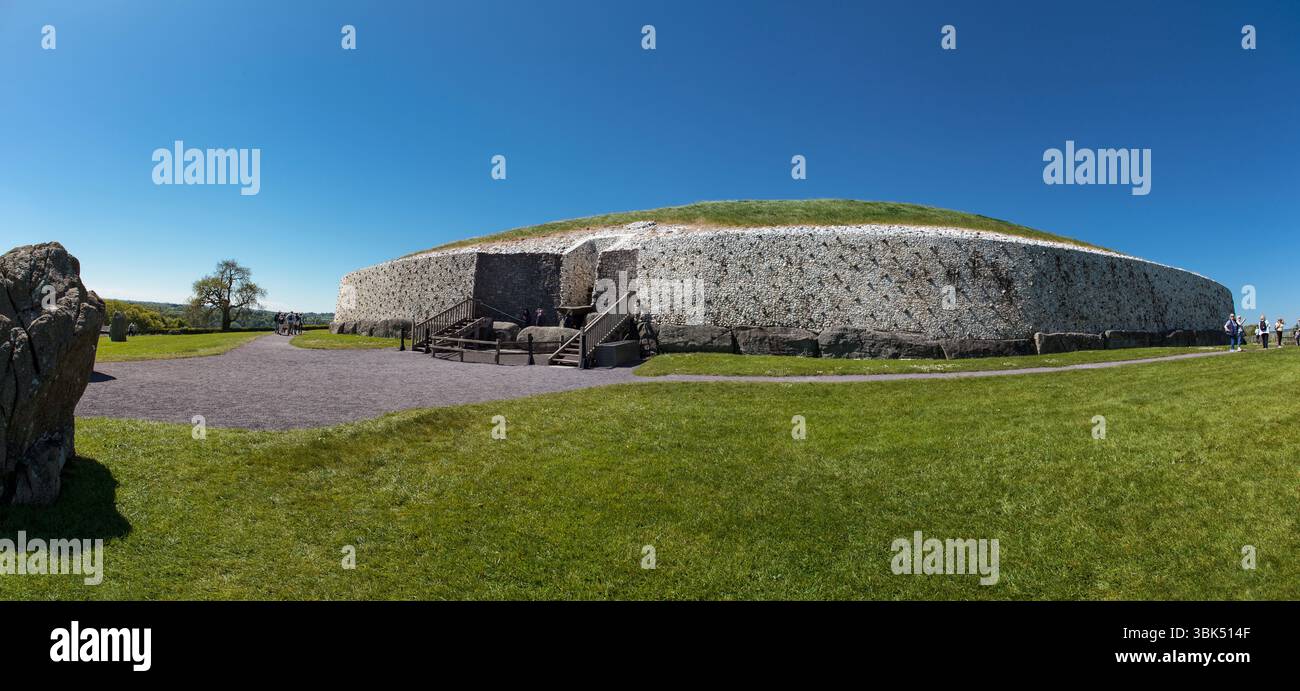 BRU Ba Boinne : Newgrange, un passage néolithique Tombeau bordé de quartz blanc et de pierres de trottoir très décorées : Banque D'Images