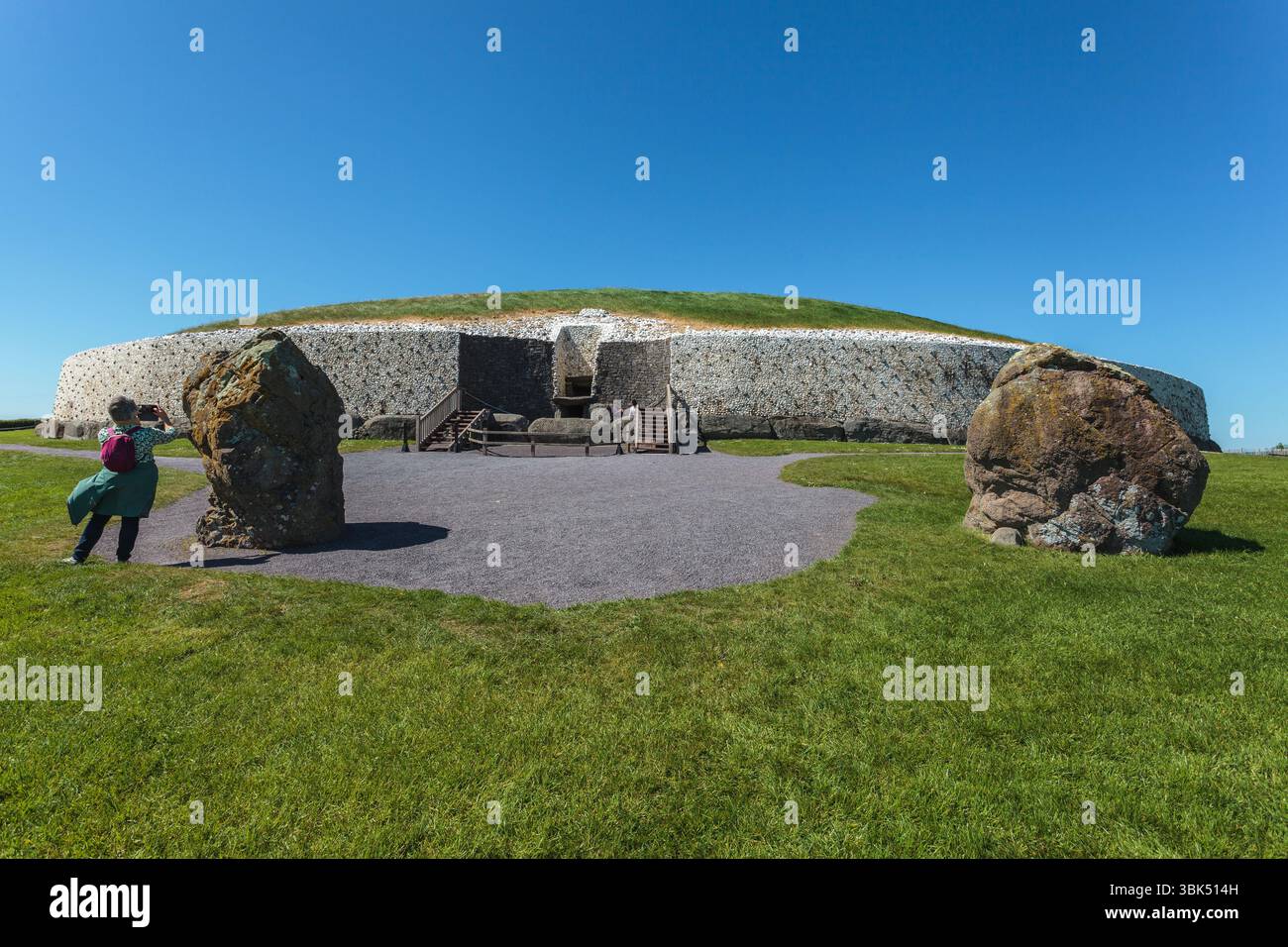 BRU Ba Boinne : Newgrange, un passage néolithique Tombeau bordé de quartz blanc et de pierres de trottoir très décorées : Banque D'Images