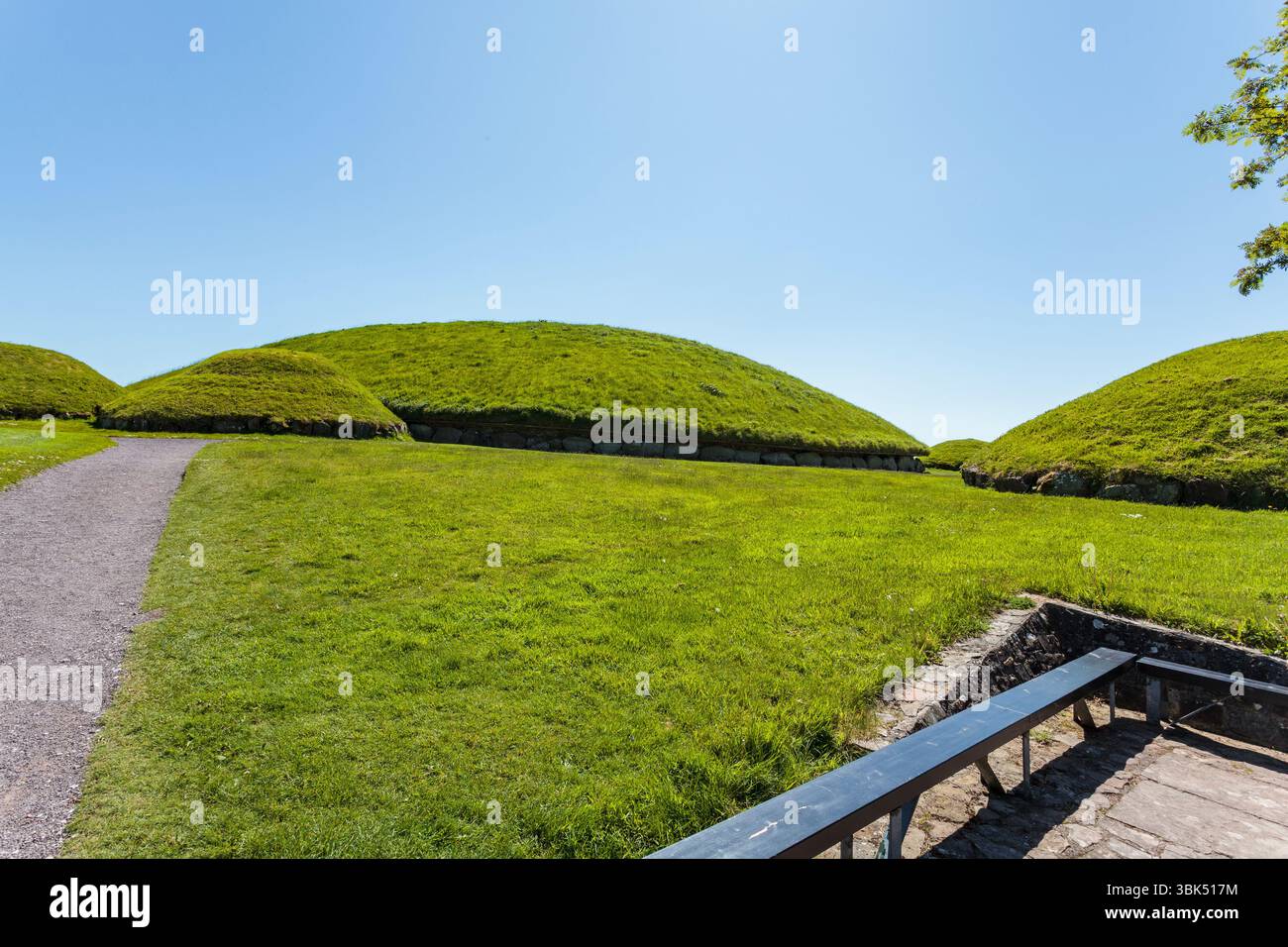 BRU Ba Boinne : Knowth, un complexe funéraire néolithique comprenant un tombeau gargantuesque entouré de bordures de trottoirs hautement décorés et plusieurs tombes plus petites Banque D'Images