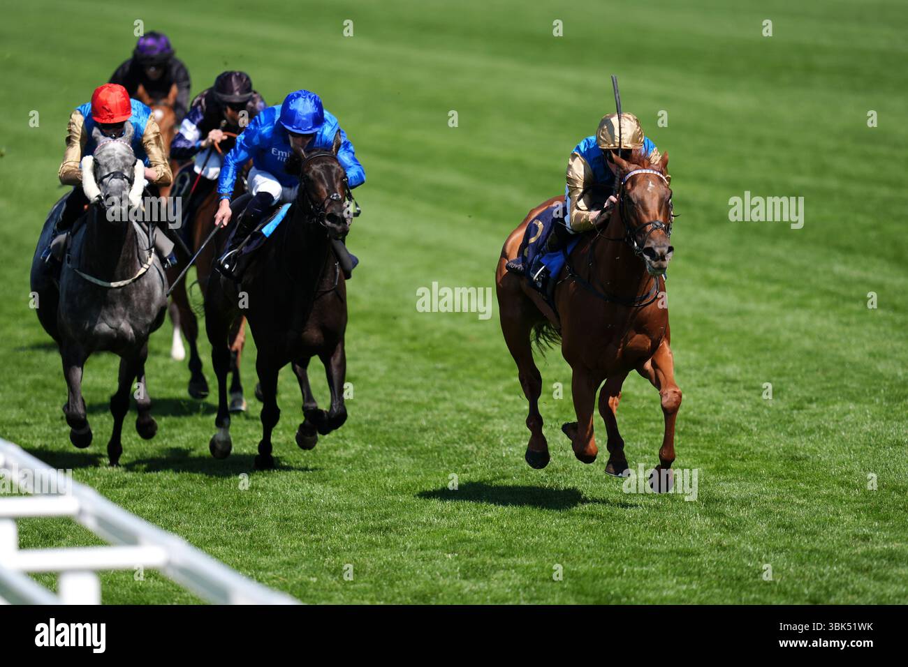 Crimson Advocate monté par James McDonald (à droite) sur leur chemin pour gagner le Duke of Cambridge Stakes le deuxième jour de Royal Ascot à Ascot Racecourse, Berkshire. Date de la photo : mercredi 18 juin 2025. Banque D'Images