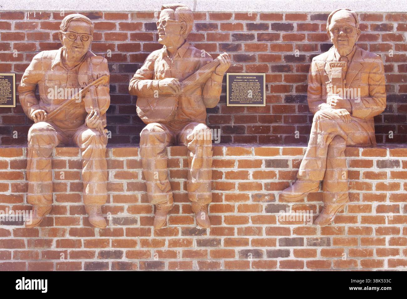 Figurines en brique sculptées pour honorer les blancs locaux sur le mur de Whittling dans la ville natale d'Andy Griffith, Mount Airy, Caroline du Nord. Banque D'Images Figurines en brique sculptées pour honorer les blancs locaux sur le mur de Whittling dans la ville natale d'Andy Griffith, Mount Airy, Caroline du Nord. Banque D'Images