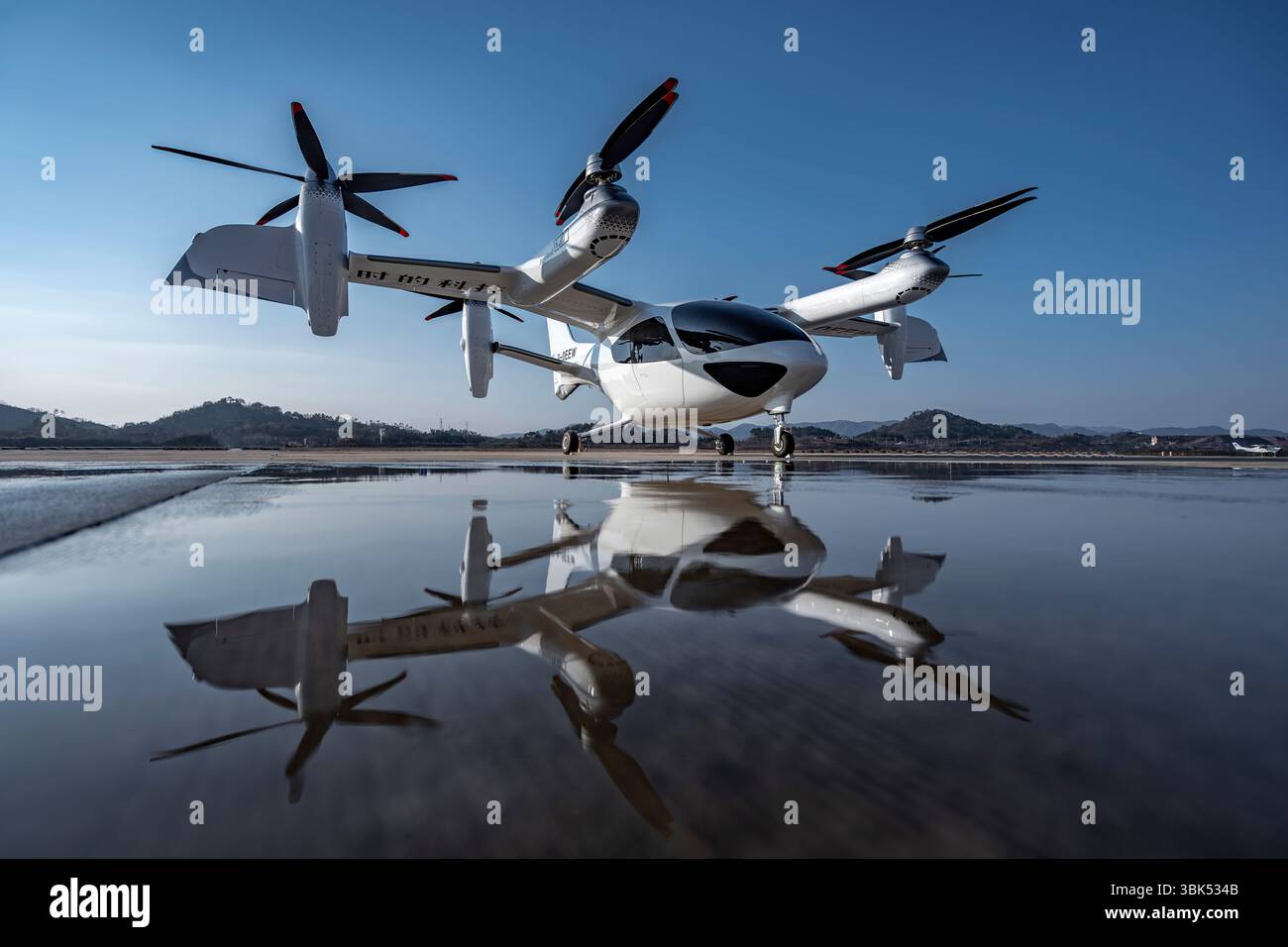(250618) -- SHANGHAI, 18 juin 2025 (Xinhua) -- cette photo de dossier prise le 16 juin 2023 montre un avion électrique à décollage et atterrissage vertical (eVTOL) E20 de Shanghai TCab Technology Co., Ltd dans l'est de la Chine Shanghai. POUR ALLER AVEC « lettre de Chine : rêve de « taxis aériens » devenir une réalité dans la ville de la magie de la Chine » (TCab/distribution via Xinhua) Banque D'Images