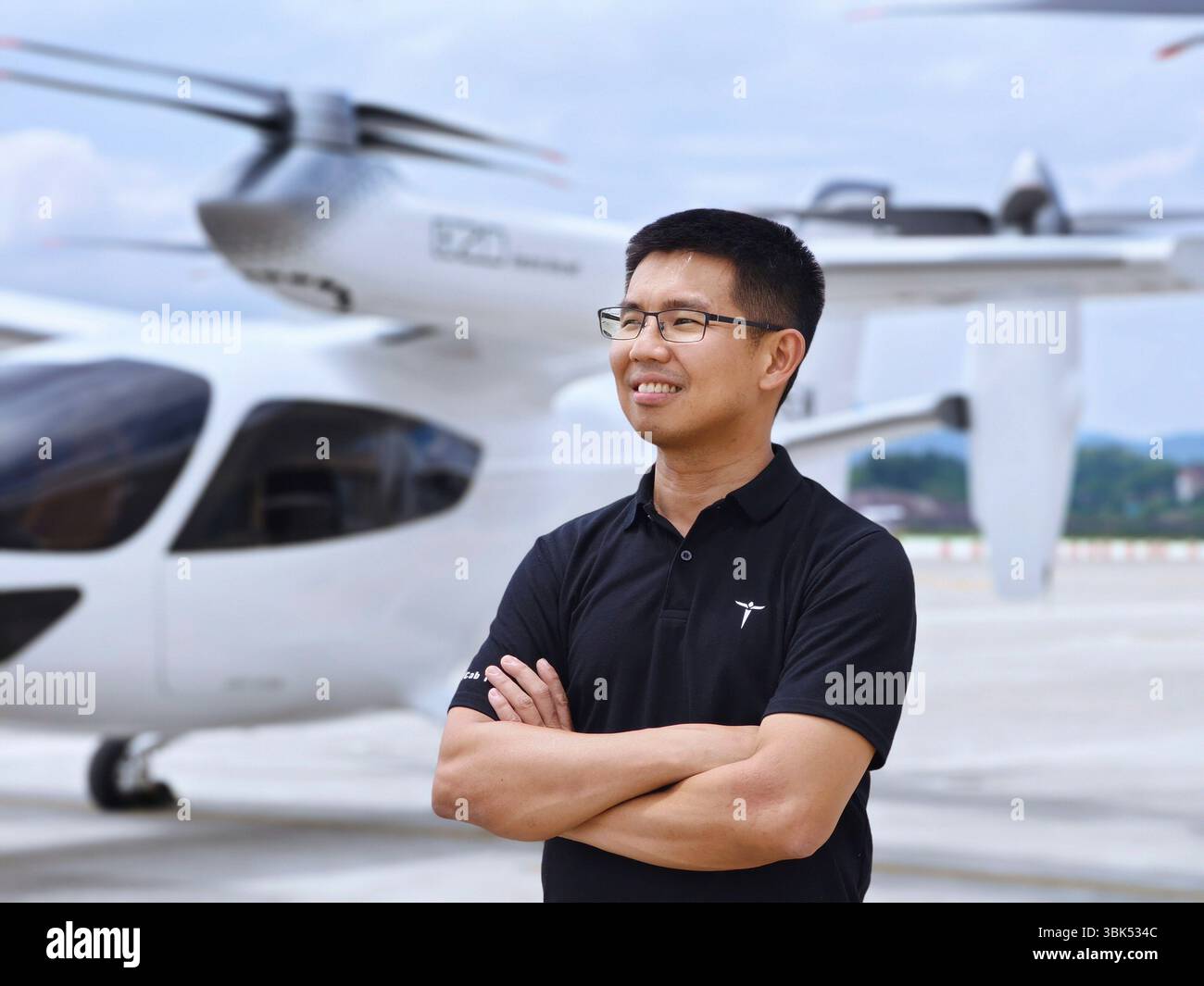 (250618) -- SHANGHAI, 18 juin 2025 (Xinhua) -- cette photo de fichier prise le 16 juin 2023 montre Yon Wui NG, PDG de Shanghai TCab Technology Co., Ltd. (TCab), debout à côté de son premier prototype électrique de décollage et atterrissage vertical (eVTOL) à Shanghai, dans l'est de la Chine. POUR ALLER AVEC « lettre de Chine : rêve de « taxis aériens » devenir une réalité dans la ville de la magie de la Chine » (TCab/distribution via Xinhua) Banque D'Images