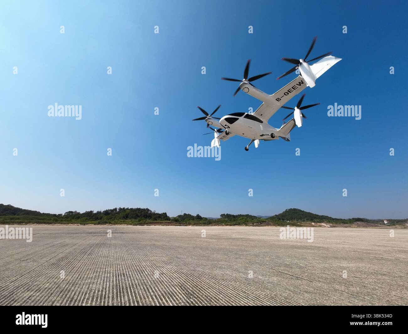 (250618) -- SHANGHAI, 18 juin 2025 (Xinhua) -- Une photo de dossier prise le 26 octobre 2023 montre un avion électrique à décollage et atterrissage verticaux (eVTOL) E20 de Shanghai TCab Technology Co., Ltd lors de son vol inaugural à Shanghai, dans l'est de la Chine. POUR ALLER AVEC « lettre de Chine : rêve de « taxis aériens » devenir une réalité dans la ville de la magie de la Chine » (TCab/distribution via Xinhua) Banque D'Images