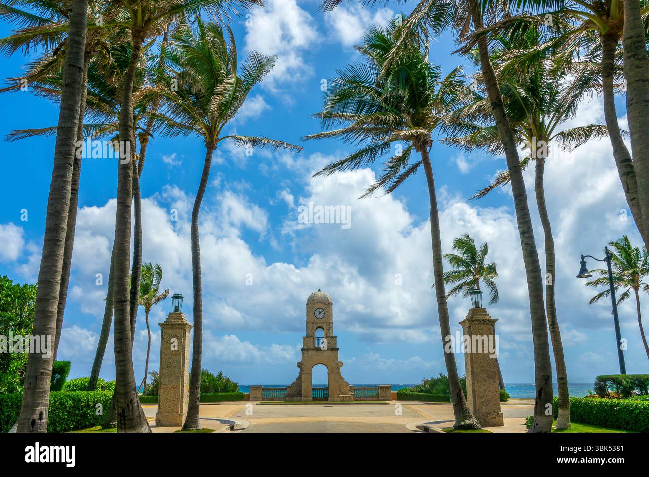 Tour de l'horloge de Worth Avenue, à côté de la plage à Palm Beach, Floride Banque D'Images