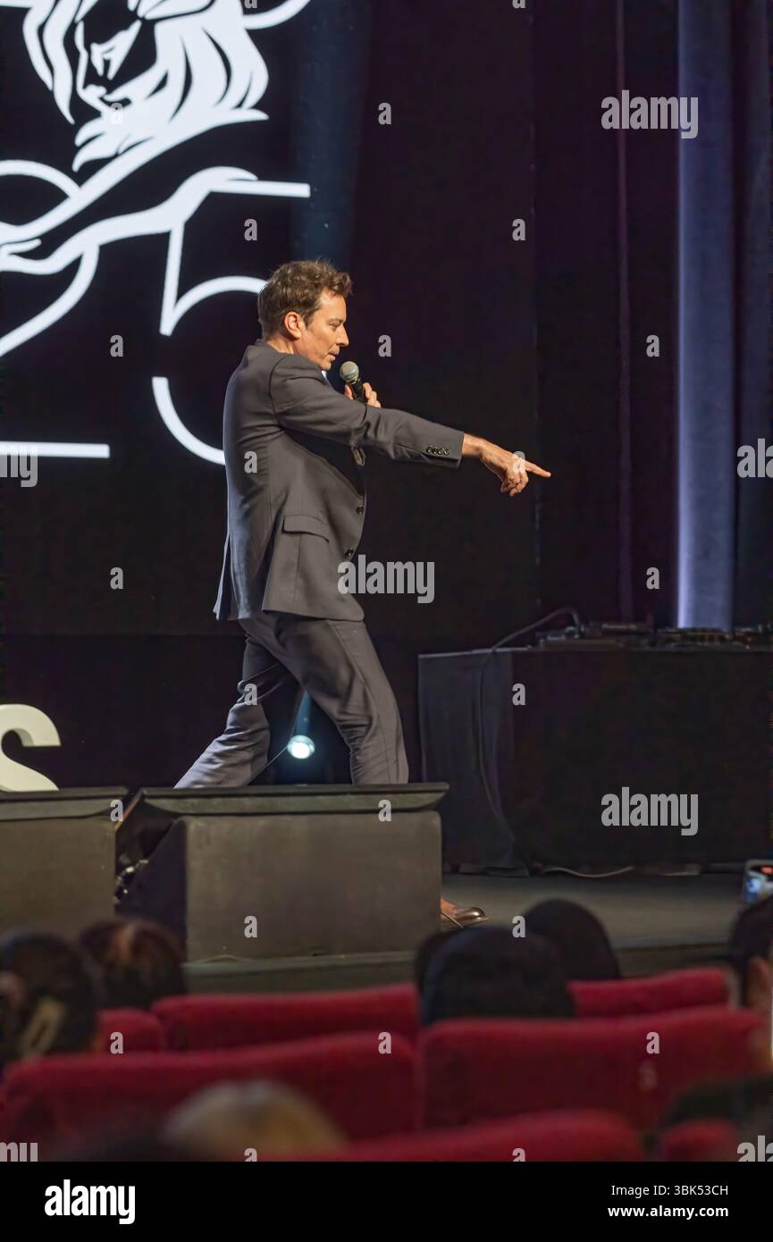 Cannes, France, le 18 juin 2025, Jimmy Fallon, animateur primé du Tonight Show, Jimmy Fallon et Directeur de la création, on Brand ont assisté à « The Late-Night Hustle : From Comedic Gold to a Business Empire » au Festival des Lions de Cannes - Festival international de la créativité © IFnm Press Banque D'Images