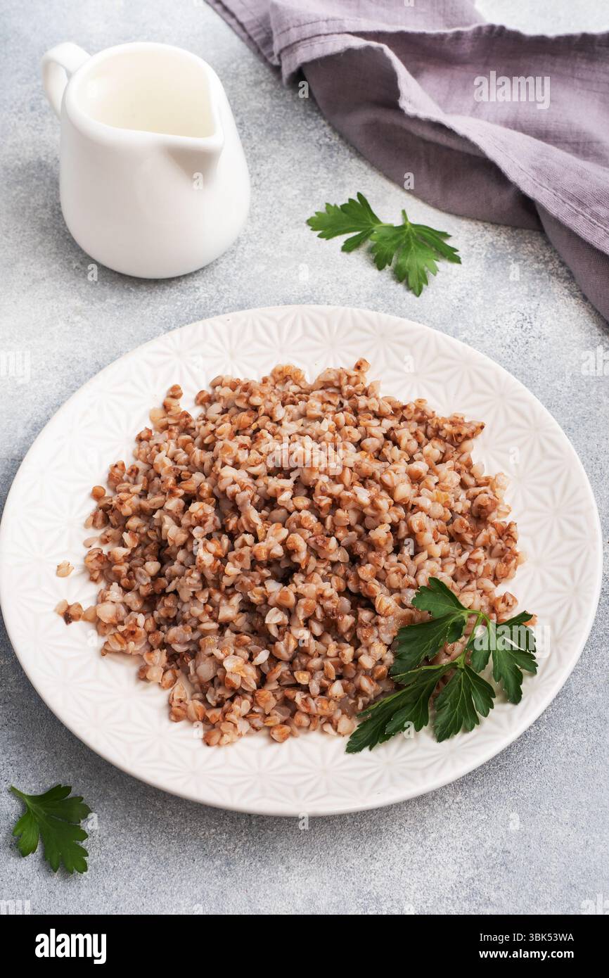 Sarrasin bouilli sur une assiette. Porridge sain enrichi de vitamines espace de copie, Banque D'Images Sarrasin bouilli sur une assiette. Porridge sain enrichi de vitamines espace de copie, Banque D'Images