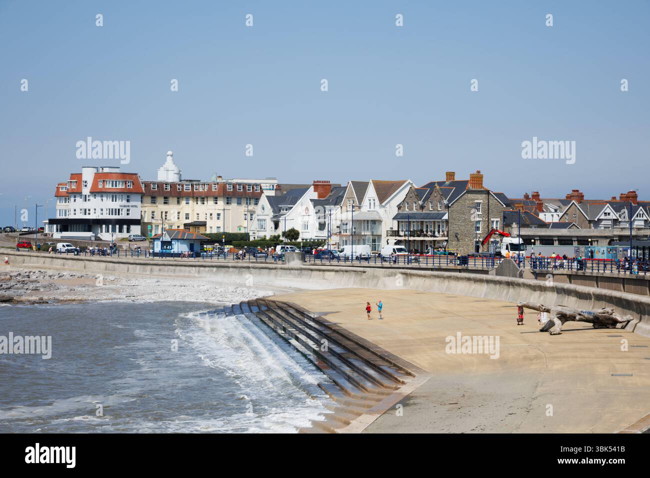 Porthcawl, pays de Galles du Sud, Royaume-Uni. 18 juin 2025. Temps chaud le long du front de mer ce matin. Crédit : Andrew Bartlett/Alamy Live News Banque D'Images Porthcawl, pays de Galles du Sud, Royaume-Uni. 18 juin 2025. Temps chaud le long du front de mer ce matin. Crédit : Andrew Bartlett/Alamy Live News Banque D'Images