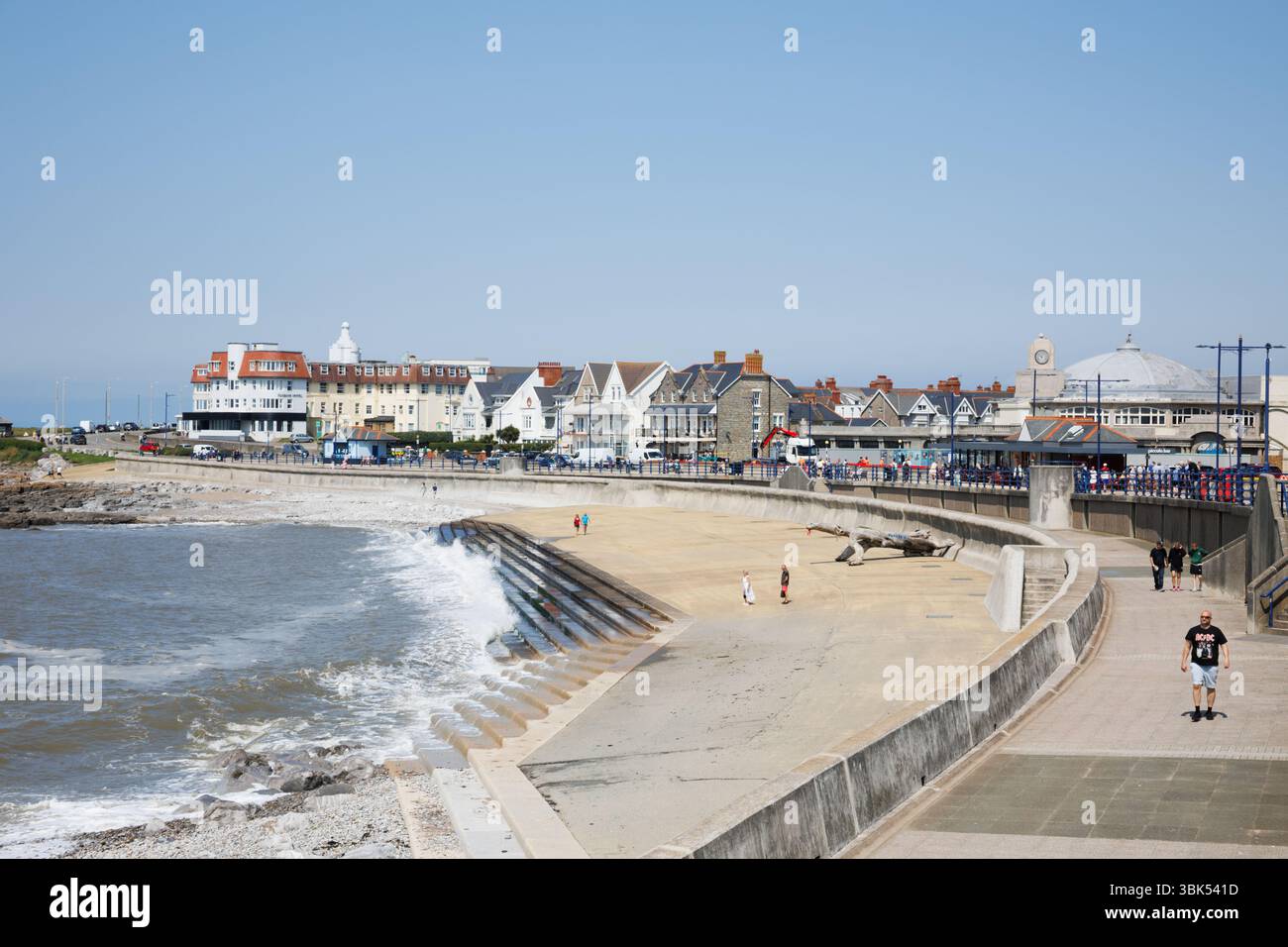 Porthcawl, pays de Galles du Sud, Royaume-Uni. 18 juin 2025. Temps chaud le long du front de mer ce matin. Crédit : Andrew Bartlett/Alamy Live News Banque D'Images Porthcawl, pays de Galles du Sud, Royaume-Uni. 18 juin 2025. Temps chaud le long du front de mer ce matin. Crédit : Andrew Bartlett/Alamy Live News Banque D'Images