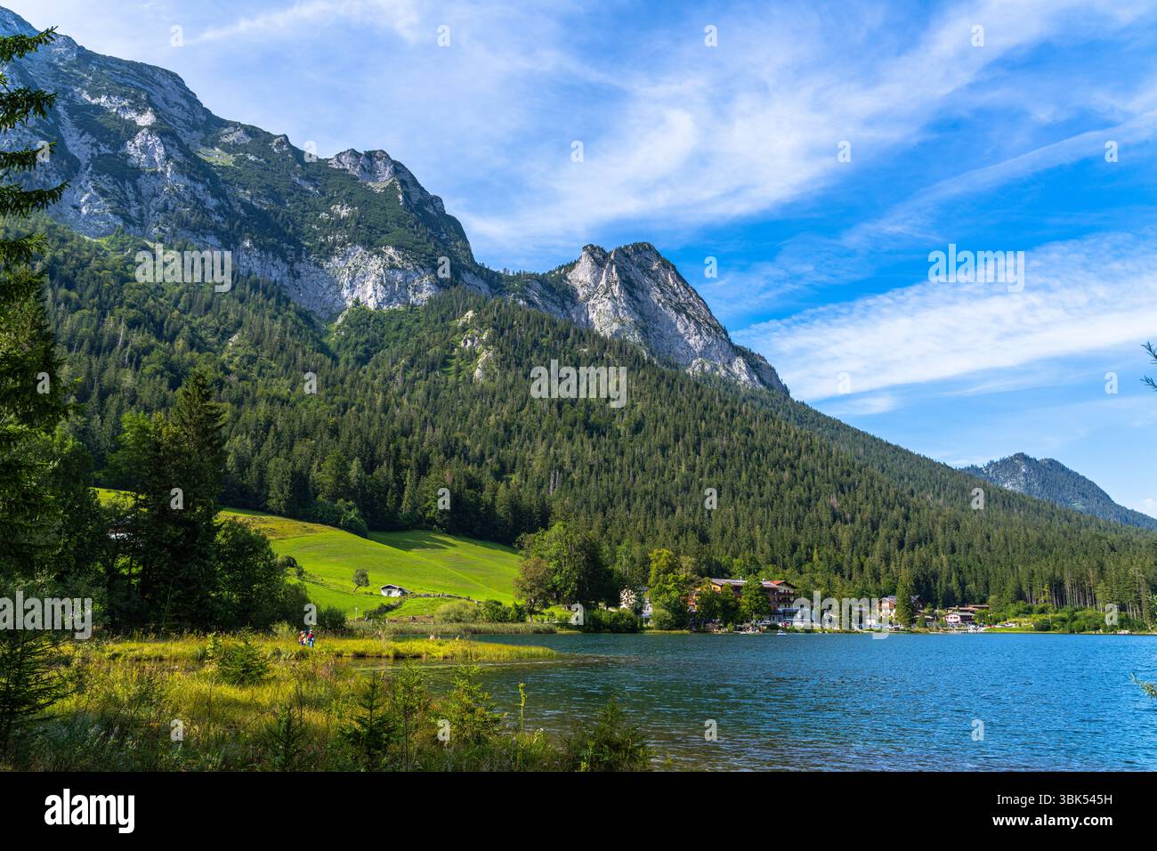 Belle vue sur le lac Hintersee avec falaise et alpes bavaroises dans le parc national de Berchstegaden par une journée d'été ensoleillée, Ramsau BEI Berchtesgaden, Bavière, Banque D'Images