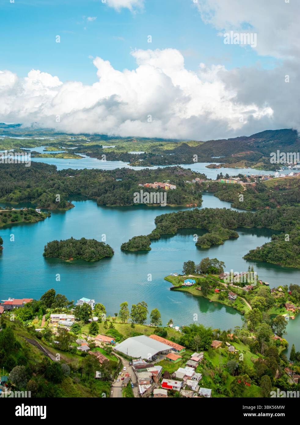 Une vue aérienne à couper le souffle de Guatape à Antioquia, mettant en valeur des lacs bleus vibrants, une végétation luxuriante et de charmantes maisons au milieu de paysages pittoresques. Banque D'Images Une vue aérienne à couper le souffle de Guatape à Antioquia, mettant en valeur des lacs bleus vibrants, une végétation luxuriante et de charmantes maisons au milieu de paysages pittoresques. Banque D'Images