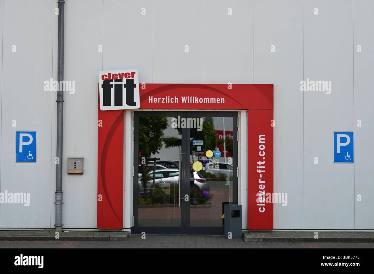 Selm, Allemagne 11 juin 2025 entrée au gymnase Clever Fit . Avec parking handicapés à proximité de l'entrée principale. Allemagne. Banque D'Images