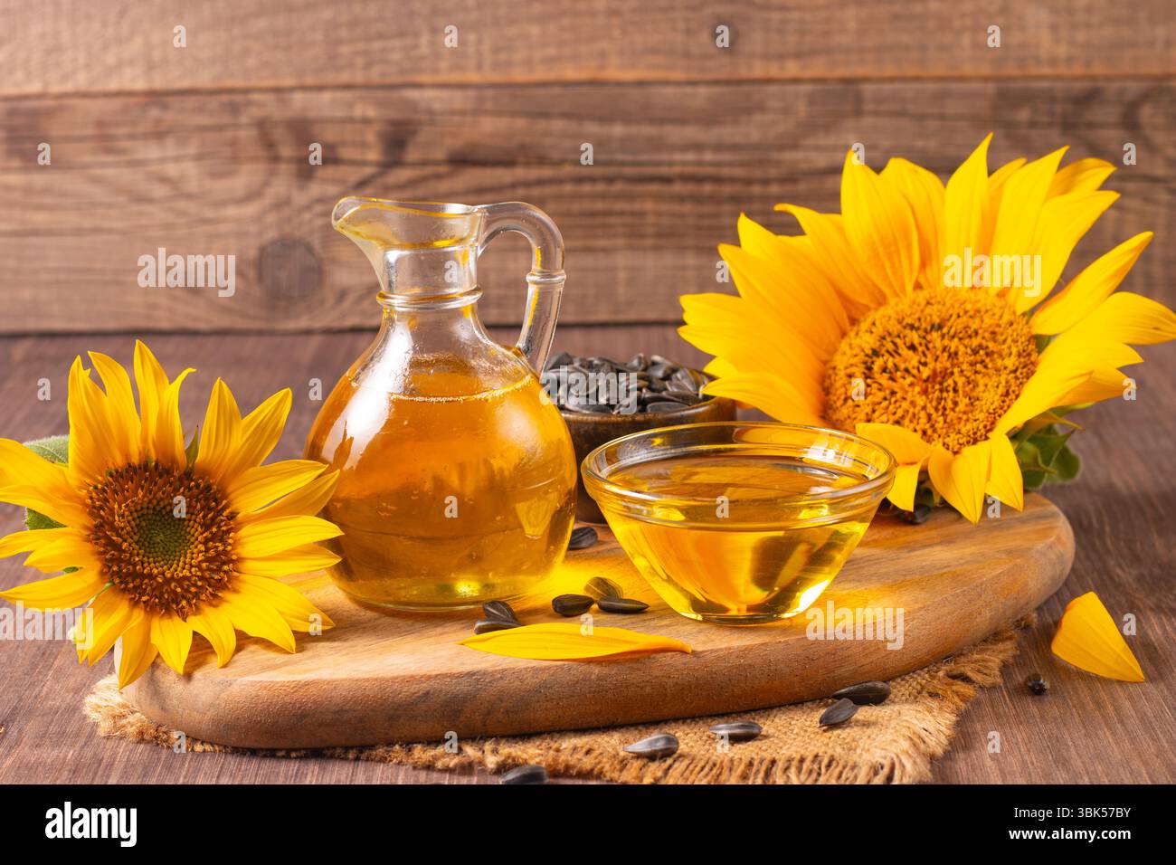 Huile de tournesol et graines de tournesol sur fond en bois rustique traditionnel. Concept alimentaire biologique et écologique. Aliments et graisses sains. Banque D'Images