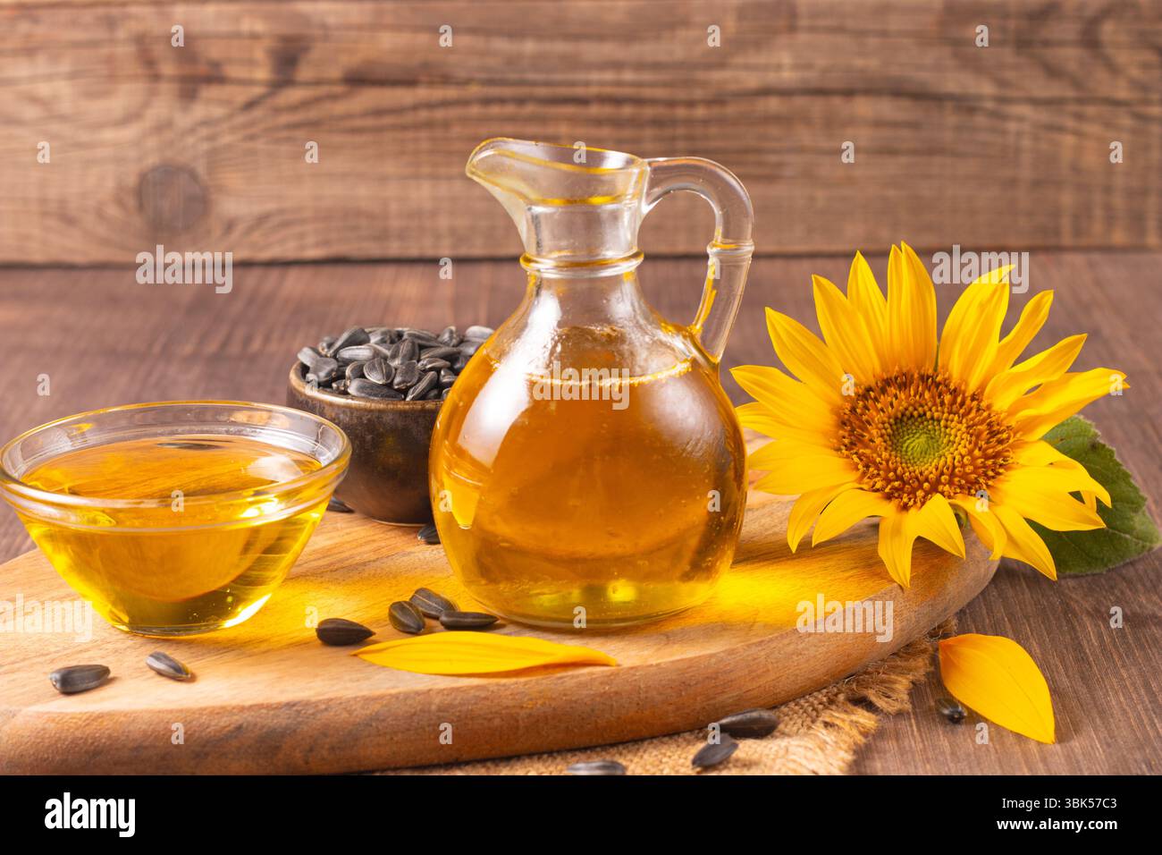 Huile de tournesol et graines de tournesol sur fond en bois rustique traditionnel. Concept alimentaire biologique et écologique. Aliments et graisses sains. Banque D'Images