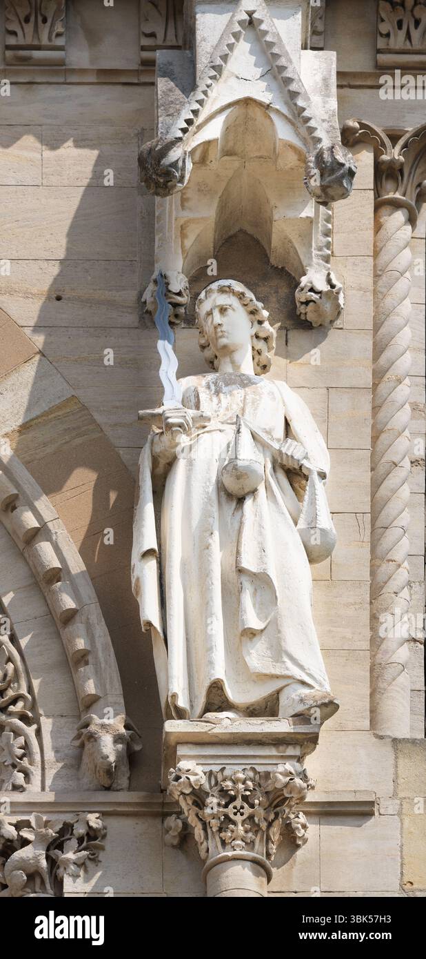 Archange Michael (saint patron des corporations), statue sur le mur extérieur du Guildhall, Northampton, Angleterre. Banque D'Images