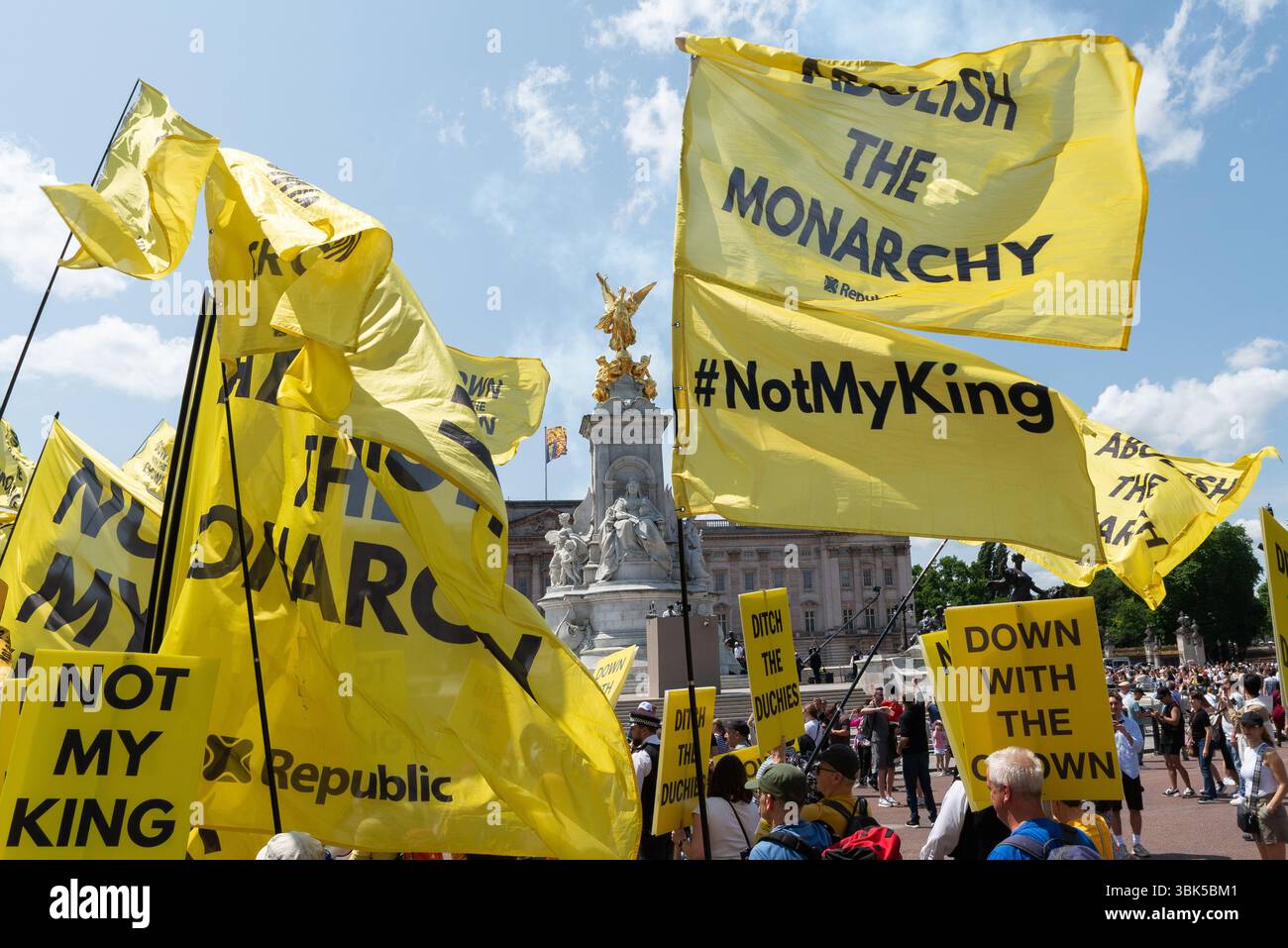 Protestataires anti-monarchie à Trooping the Colour 2025, dans le Mall, Londres, Royaume-Uni. Drapeaux devant Buckingham Palace Banque D'Images