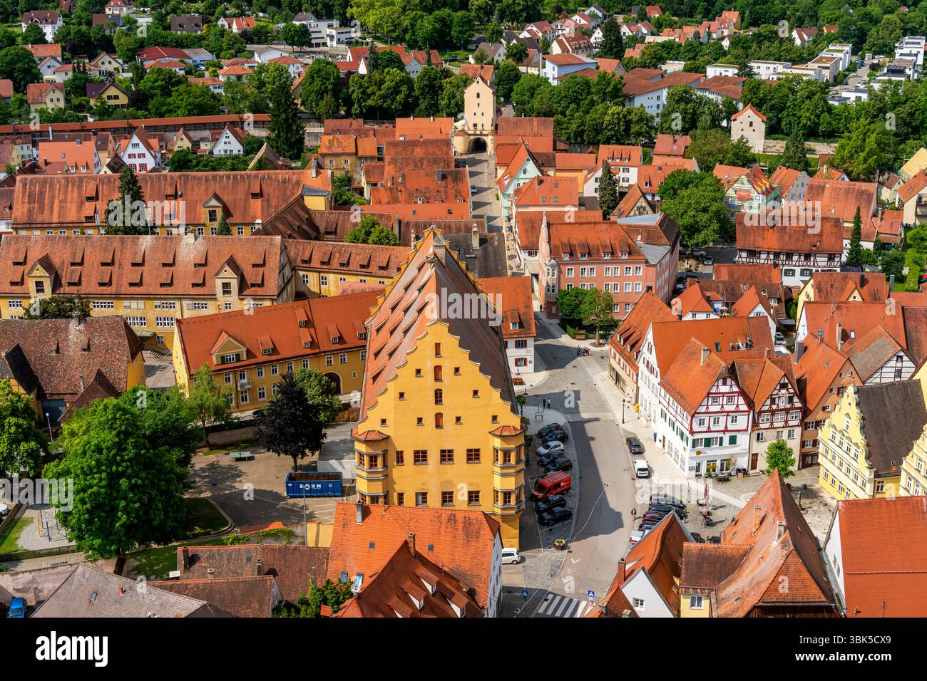 Vue panoramique de la ville médiévale de Nördlingen en Bavière, Allemagne. La ville historique du pays entourée de murs de la ville d'origine. Banque D'Images