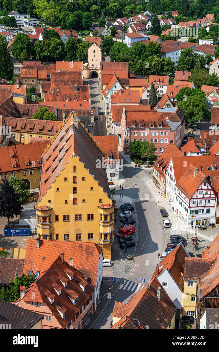 Vue panoramique de la ville médiévale de Nördlingen en Bavière, Allemagne. La ville historique du pays entourée de murs de la ville d'origine. Banque D'Images