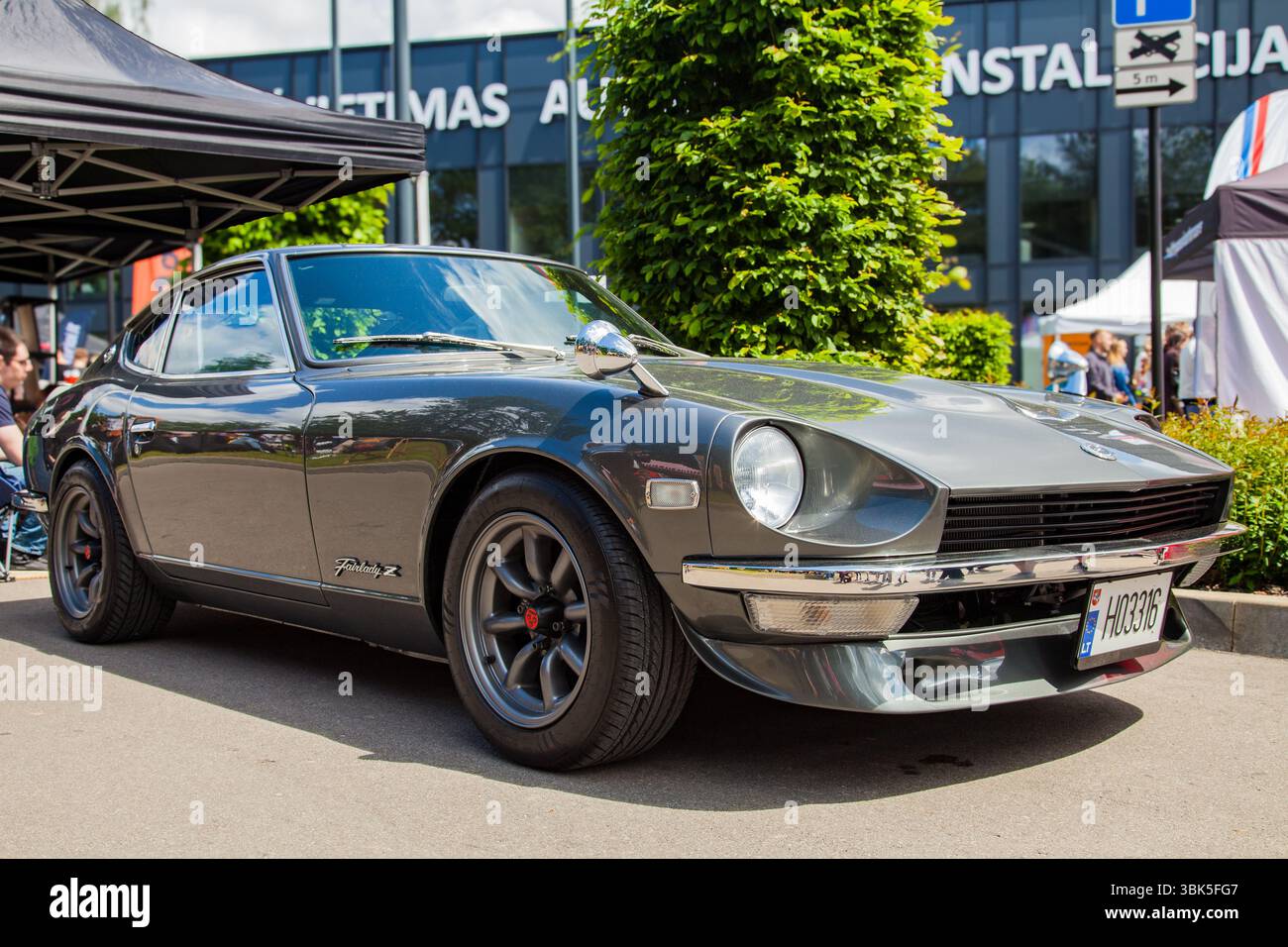 Vilnius, Lituanie - 31-05-2025 - Classic Datsun Fairlady Z dans un cadre urbain par une journée ensoleillée Banque D'Images