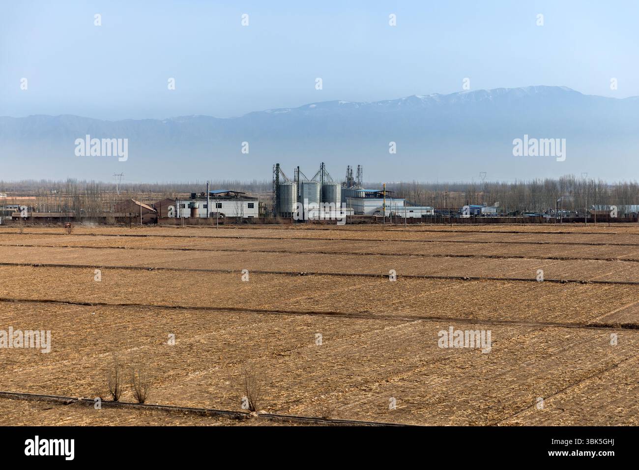 Un champ agricole avec une installation de production par le haut Banque D'Images