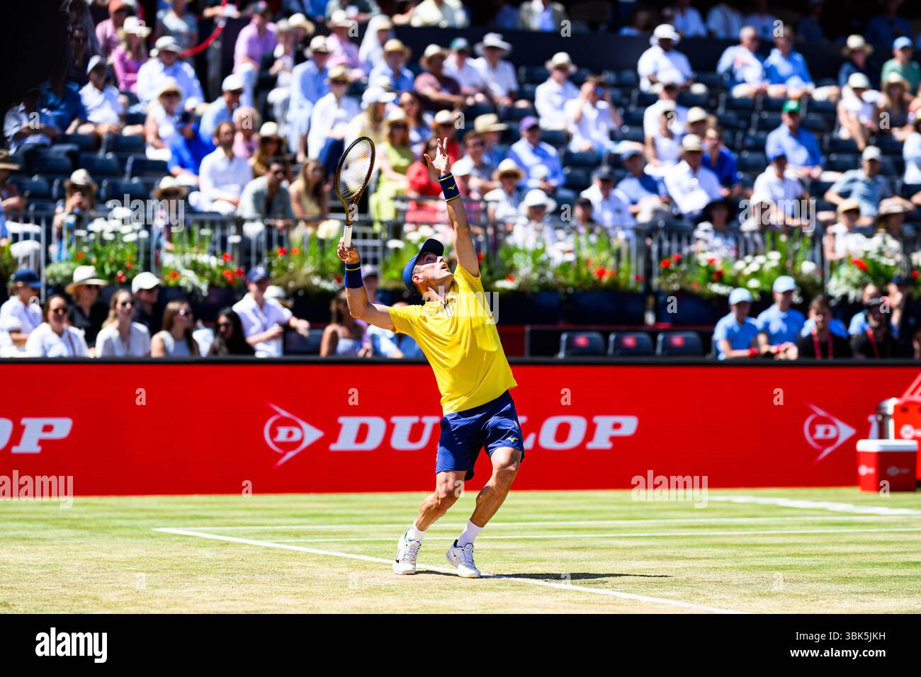 LONDRES, ROYAUME-UNI 18 juin : Roberto Bautista Agut (EPS) en action contre Jakub Mensik (CZE) lors de l'ATP 500 le jour 8 des Championnats HSBC 2025 au Queen's Club le mercredi 18 juin 2025 à LONDRES, ROYAUME-UNI. Crédit : Taka Wu/Alamy Live News Banque D'Images