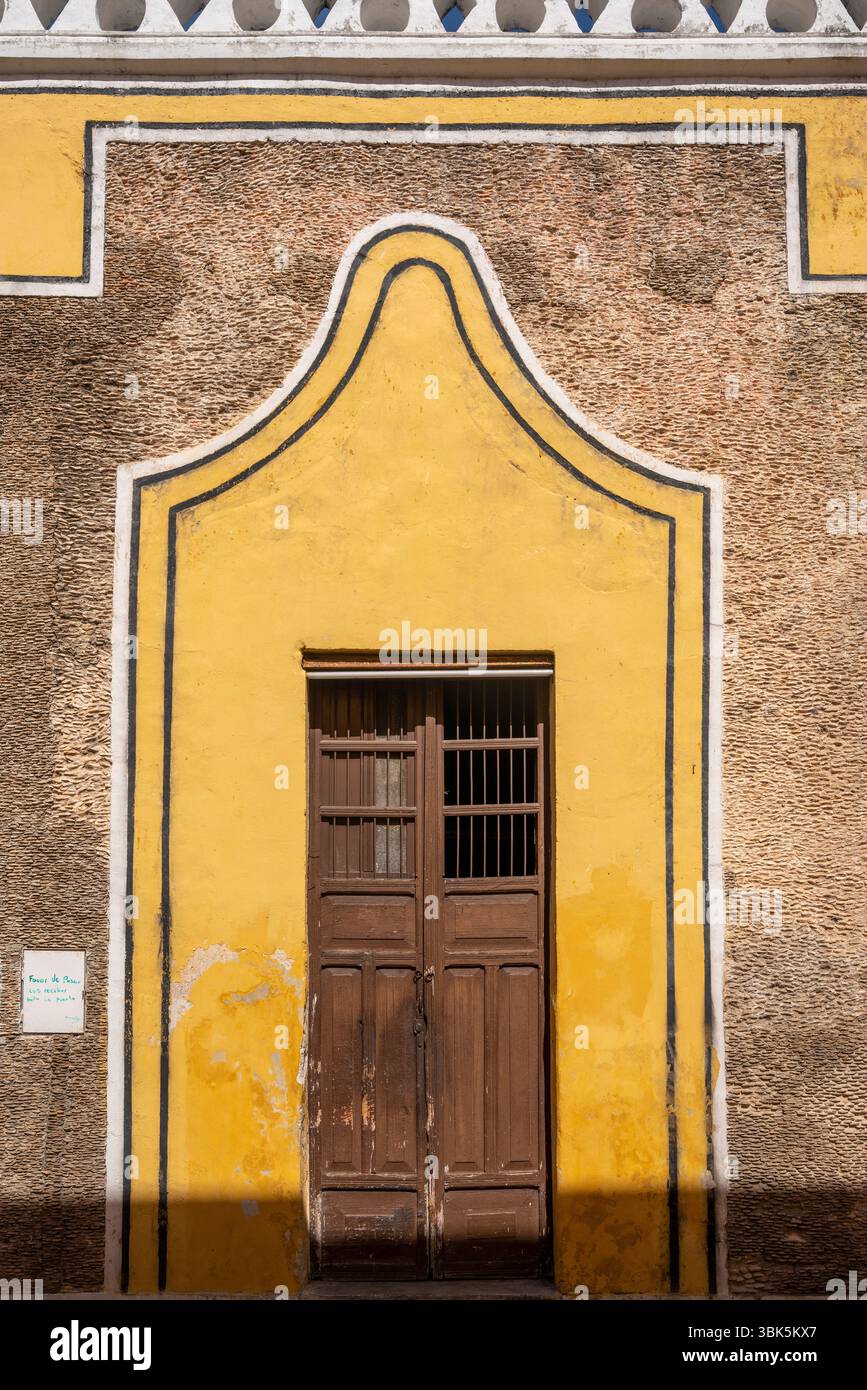 Bâtiment colonial à façade jaune avec porte voûtée et architecture traditionnelle au Mexique, péninsule du Yucatan, Izamal. Banque D'Images