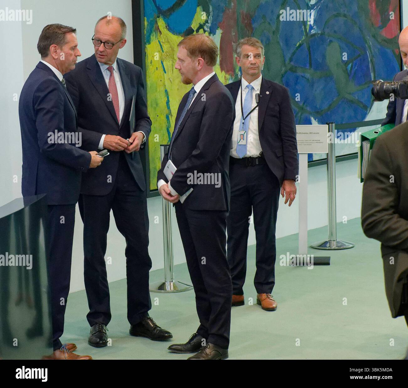 Merz tirfft Länderchefs 2025-06-18 Deutschland, Berlin Besprechung des Bundeskanzlers mit den Regierungschefs der Bundesländes zur Gegenfinanzierung des sogenannten Wirtschafts-Boosters. IM Bild Bundeskanzler Friedrich Merz CDU, Olaf lies SPD, Ministerpräsident des Landes Niedersachsen l, und Michael Kretschmer CDU, Ministerpräsident des Freistaats Sachsen. *** Merz rencontre les chefs des états fédéraux 2025 06 18 Allemagne, Berlin discussion entre le chancelier fédéral et les chefs des gouvernements des États fédéraux sur le contre-financement de la soi-disant relance économique dans l'image fédérale Banque D'Images